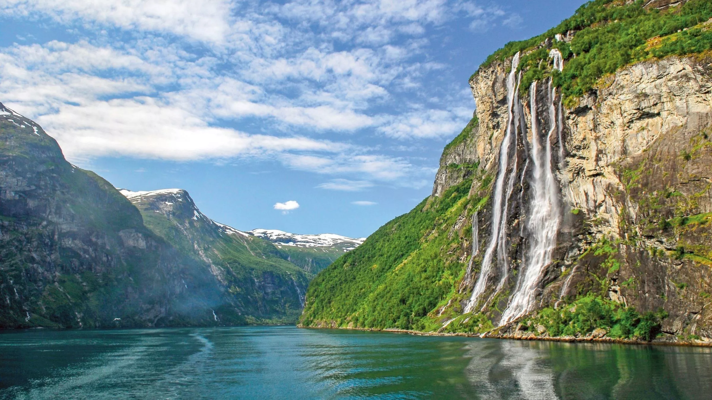 Durch norwegische Fjorde, vorbei an einem 300 Meter hohen Wasserfall