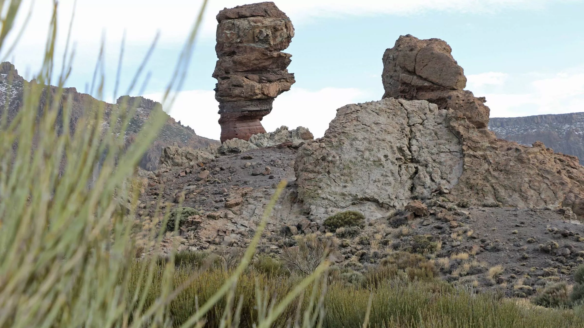 Der 30 Meter hohe Roque Cinchado (links) wird auch als „Finger Gottes“ bezeichnet und zierte in den 1980er-Jahren den 1000-Peseten-Schein