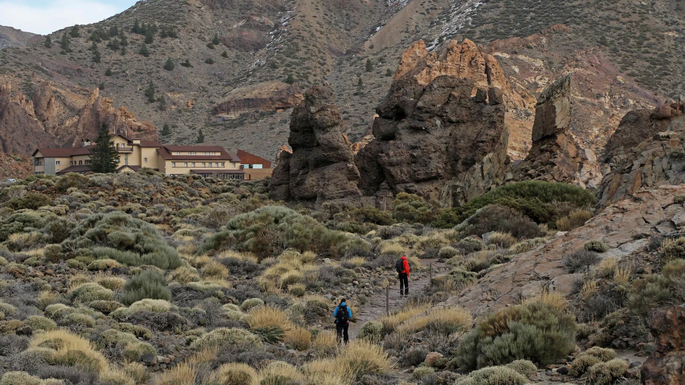 Ein letztes Aufleuchten der abendlichen Sonne über der Caldera, in der Gäste exklusiv im Parador de Las Cañada del Teide übernachten können