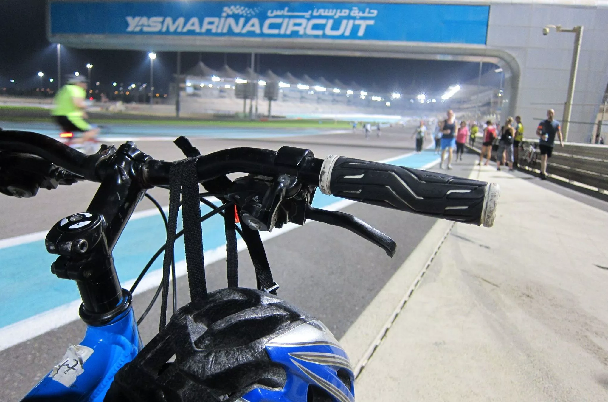 Jeden Dienstag- und Sonntagabend für Fahrräder geöffnet: der 5,55 Kilometer lange Formel 1-Kurs von Abu Dhabi mit seinen neun Rechts- und elf Linkskurven