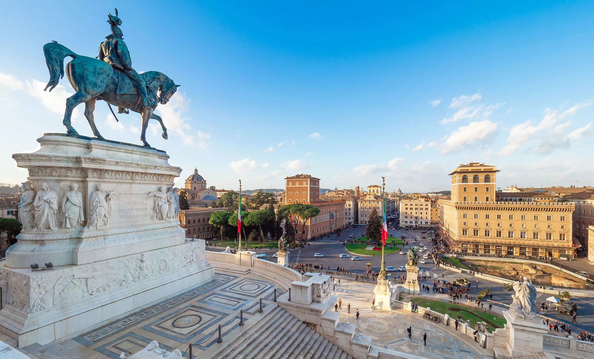 Nur wenige Meter vom Foro Romano entfernt liegt Roms Mittelpunkt, die Piazza Venezia