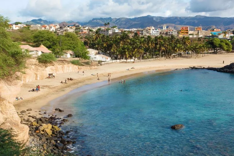 Palmen, Sand und kristallklares Wasser: Der Strand bei Tarrafal auf Santiago