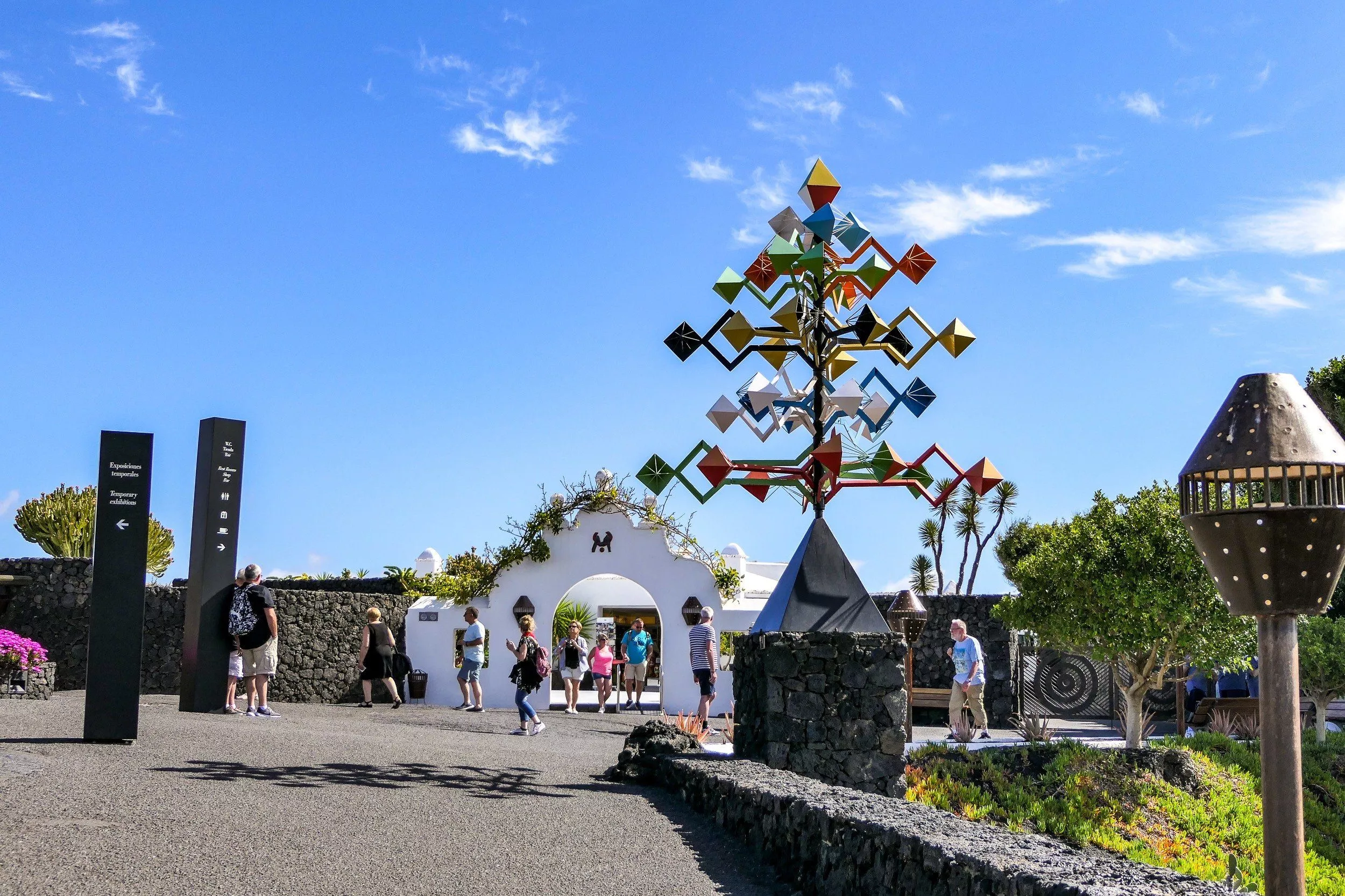 Kunst, Vulkangestein und ein Tor im traditionellen Stil Lanzarotes – der Eingang zur Stiftung Cesar Manrique ist ein Vorgeschmack auf das ungewöhnliche Ensemble aus Natur und Architektur