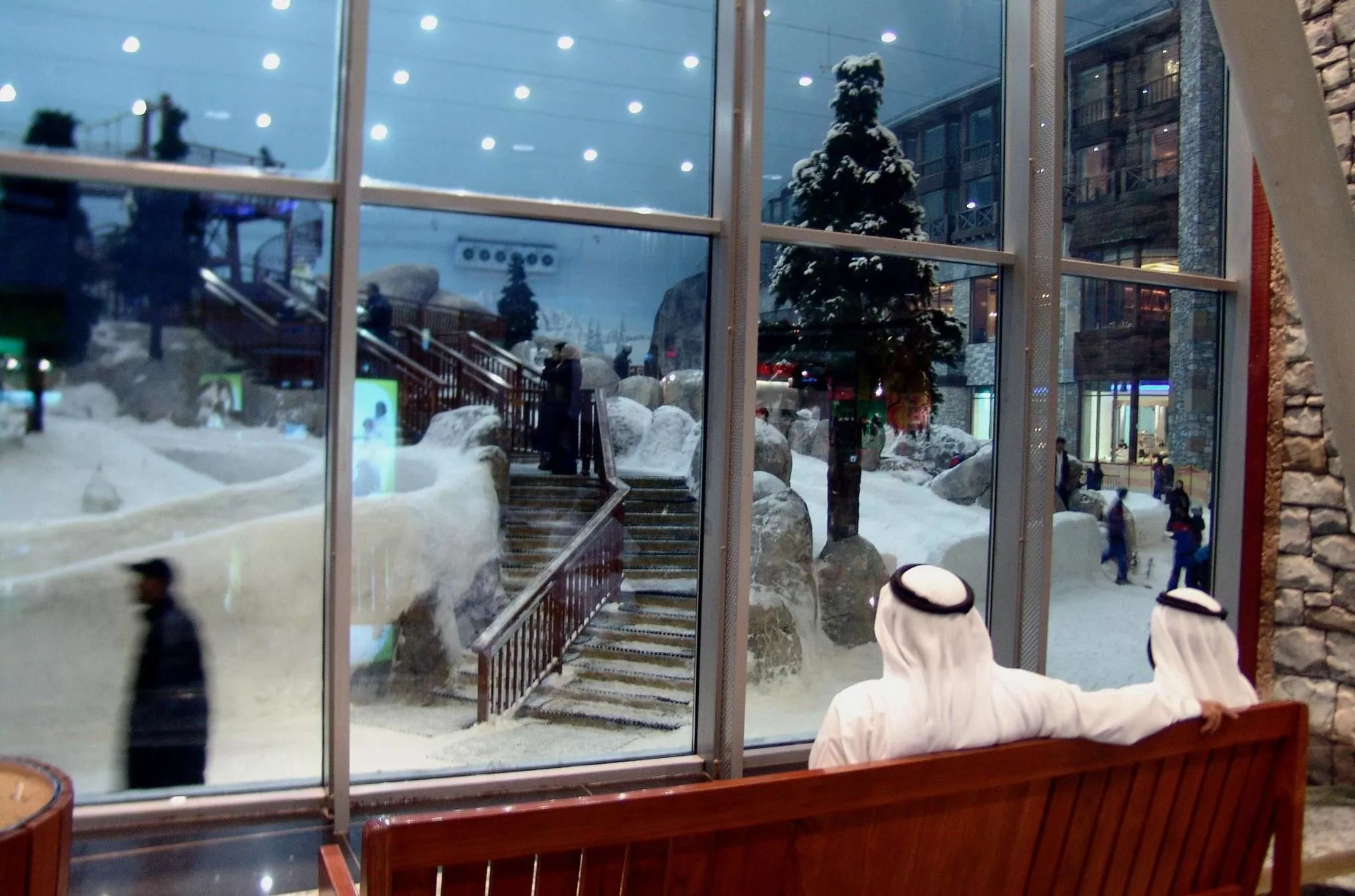 Blick in den Schnee: Der „Mall of the Emirates“ ist eine künstlich beschneite Ski-Piste angeschlossen - falls jemand zwischen den Einkäufen mal eben auf Brettern talwärts wedeln möchte