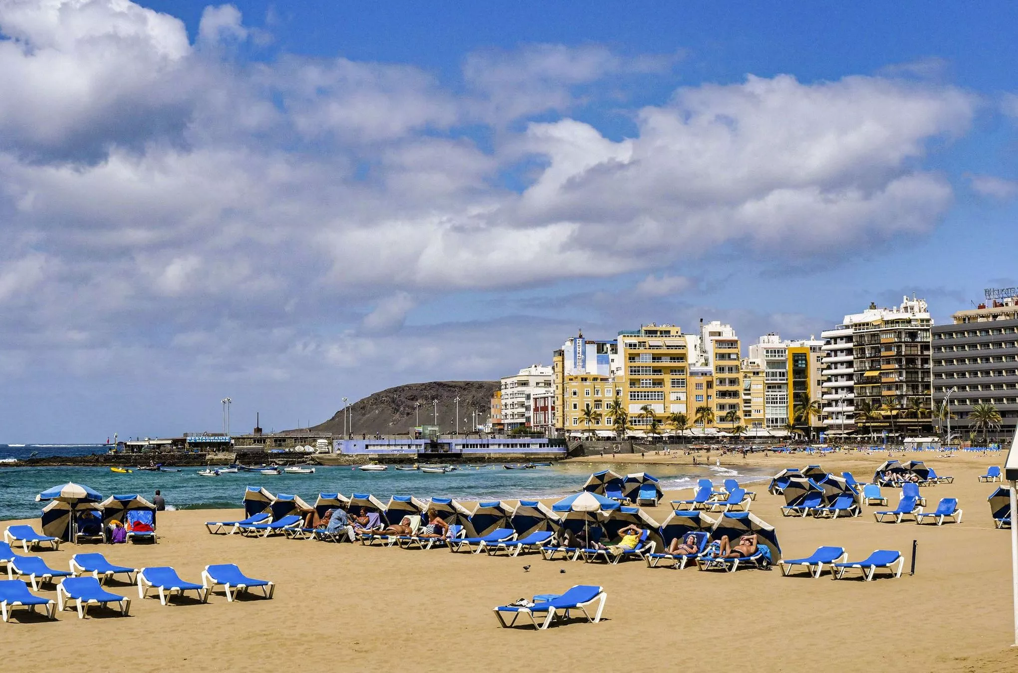 Der breite, sandige Stadtstrand von Las Palmas, die Playa de las Canteras ist meist gut besucht