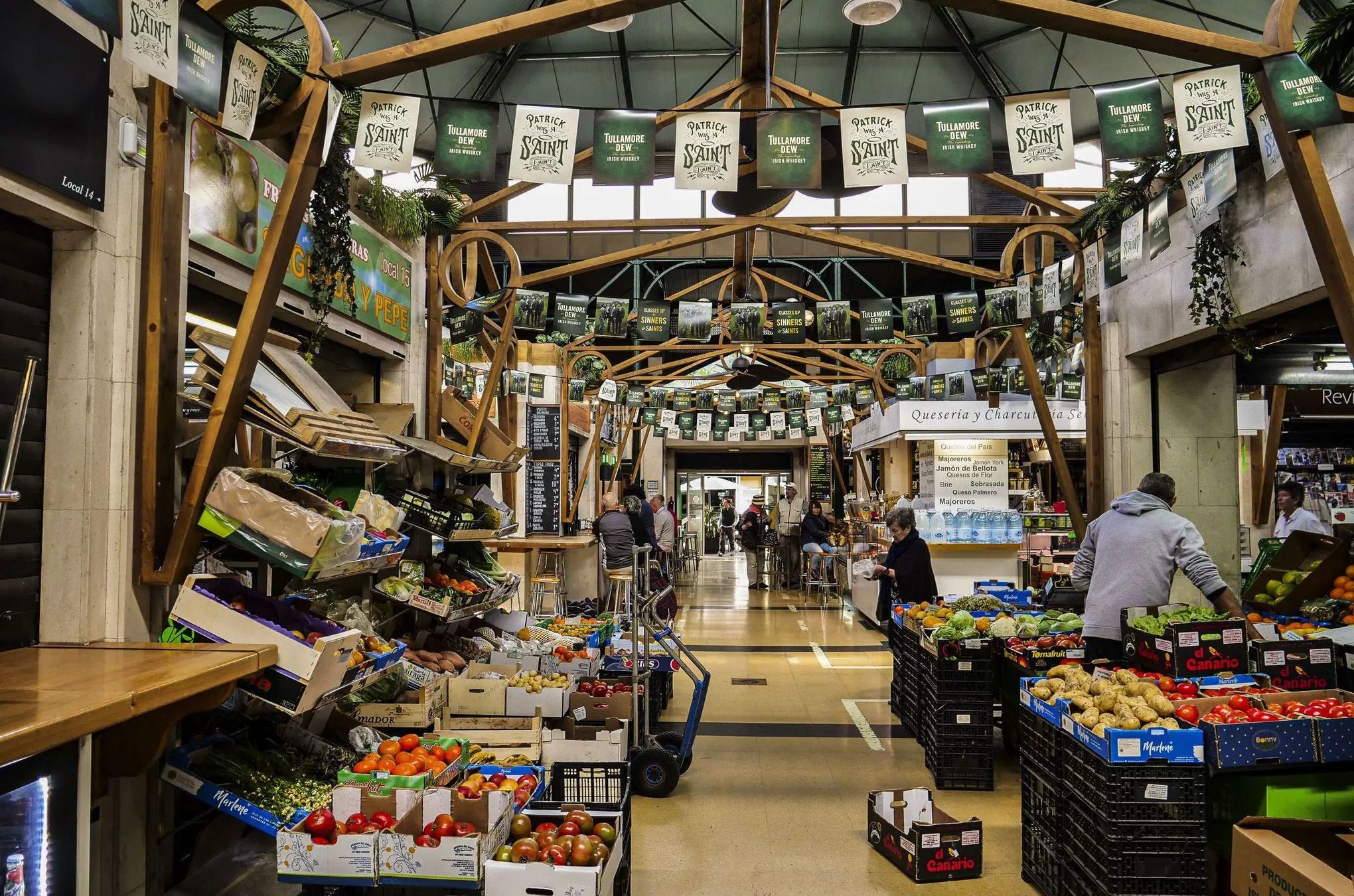 Auch Obst und Gemüse gibt es im Mercado del Puerto, der alten Markthalle am Hafen