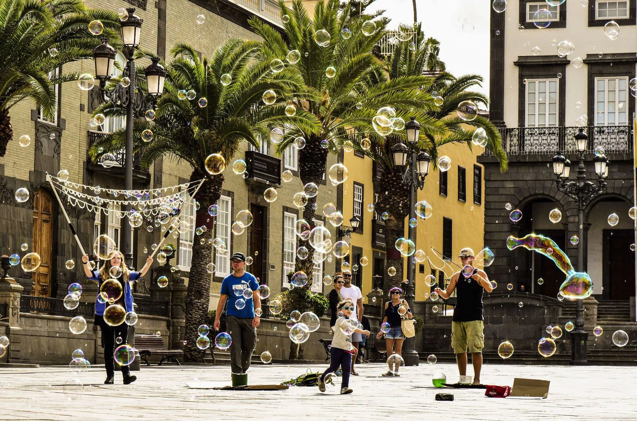 Seifenblasen-Künstler auf der Plaza Santa Ana in Las Palmas