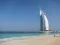 Wie ein Segel sticht das 321 Meter Burj al-Arab aus dem Persischen Golf am Jumeirah-Beach vor Dubai