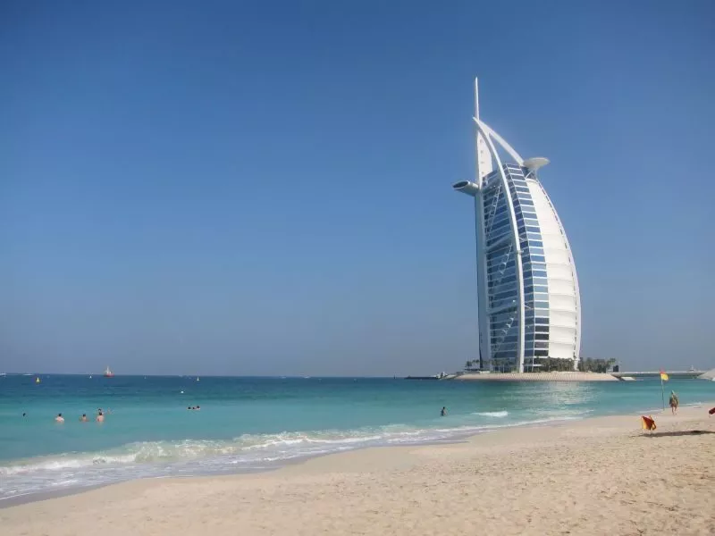 Wie ein Segel sticht das 321 Meter Burj al-Arab aus dem Persischen Golf am Jumeirah-Beach vor Dubai