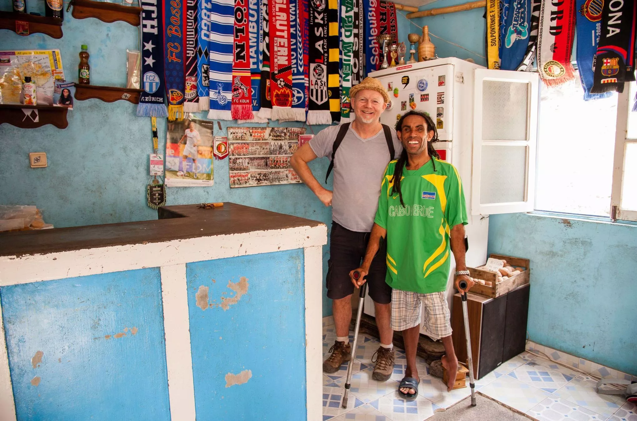 Fußball eint die Welt – Fan-Schals deutscher Vereine zieren die Wand eines kleinen Ladens