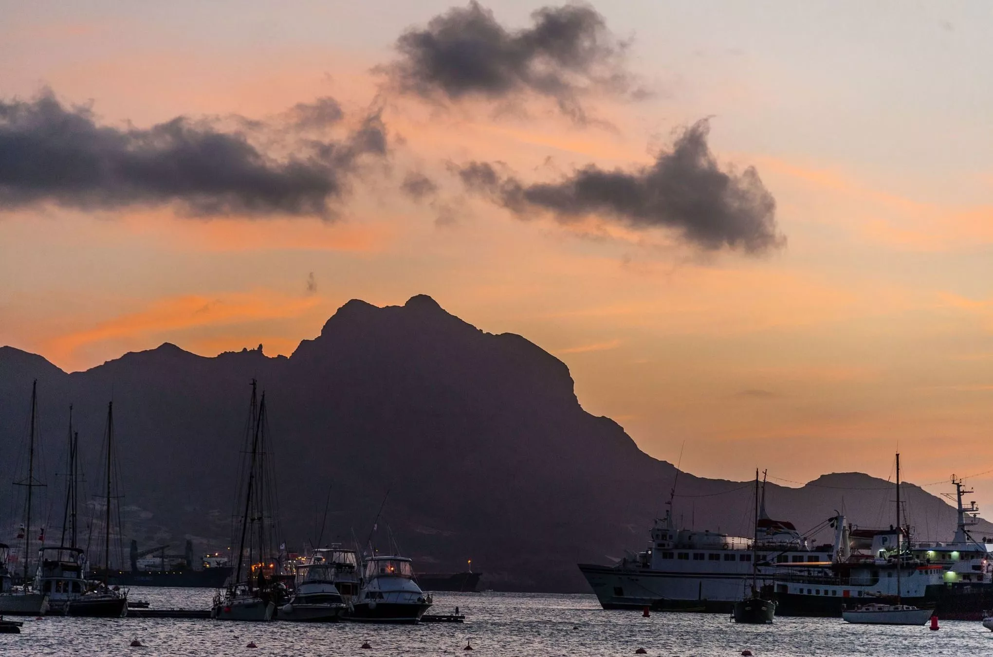 Sonnenuntergang im Hafen von Mindelo auf Sao Vincente