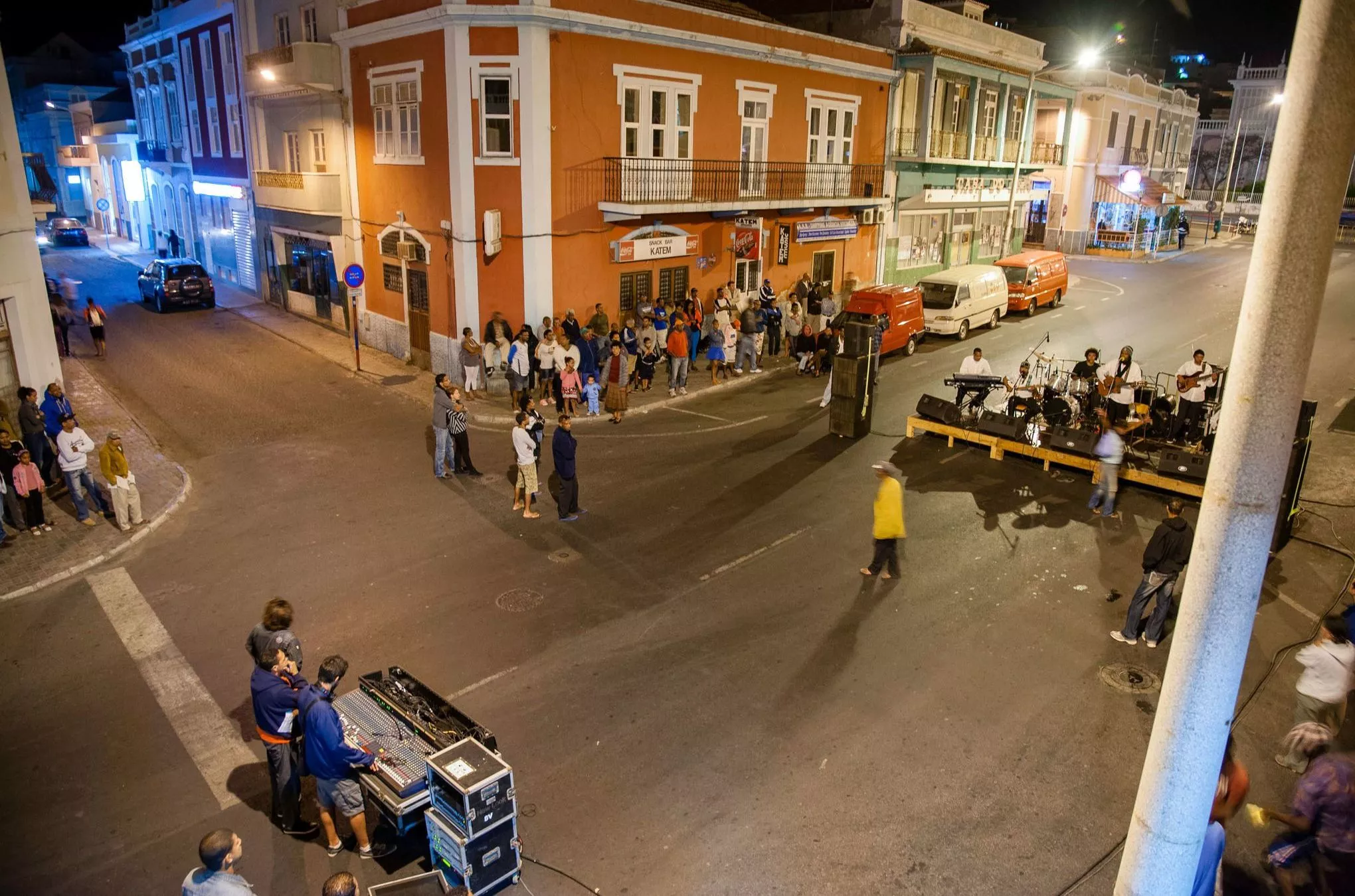 Abends in Mindelo auf Sao Vicente: Mitten auf einer Straßenkreuzung spielt eine Band