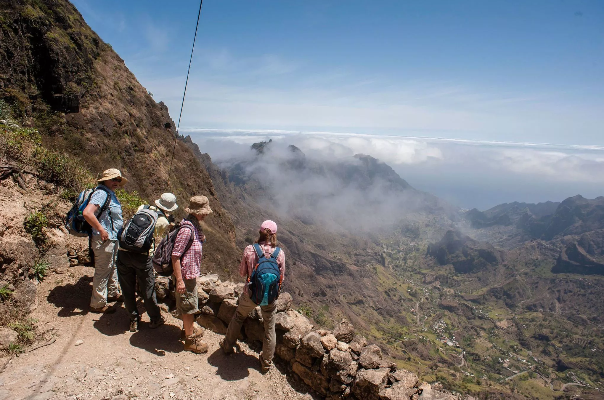 Beim Wandern auf Santo Antao bieten sich Weitblicke über Täler und Berge – und im Hintergrund blitzt immer wieder der Ozean auf
