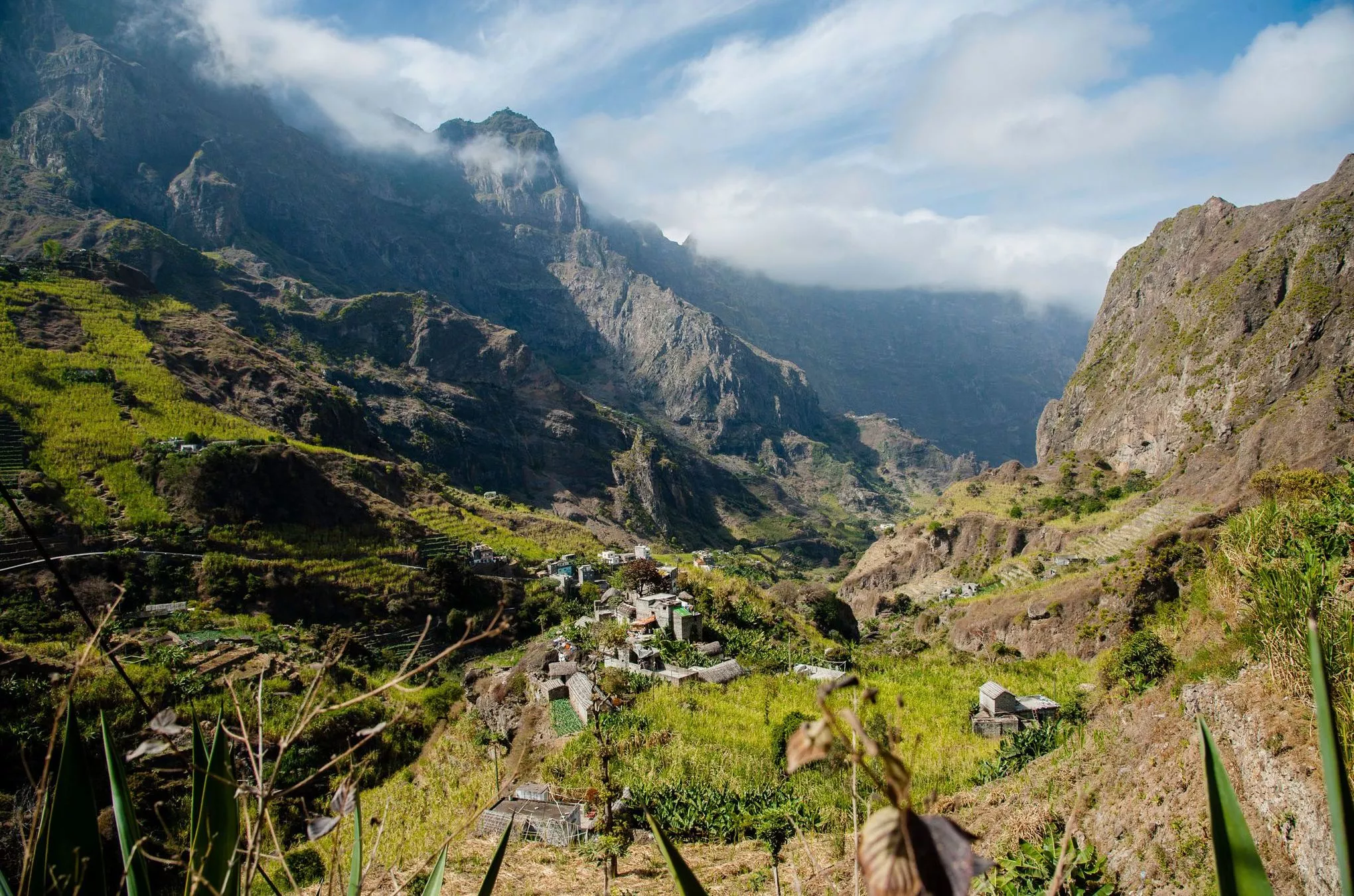 Die Einwohner der Kapverdischen Inseln leben oft weit verstreut und abgelegen, beim Wandern erspäht man in den Tälern immer wieder kleine Bergdörfer