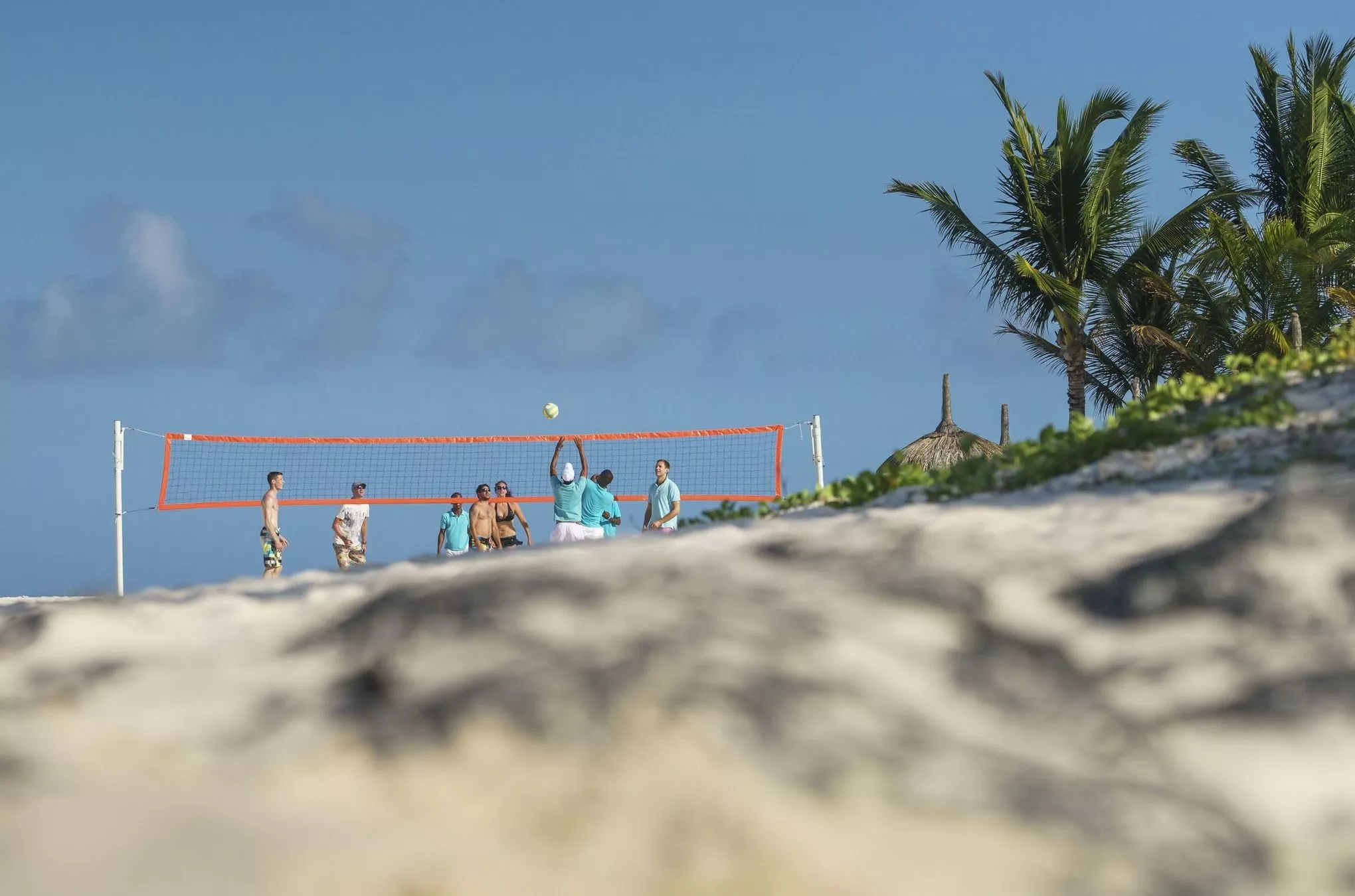 Beachvolleyball am Strand des Hotels "Lux Belle Mare"