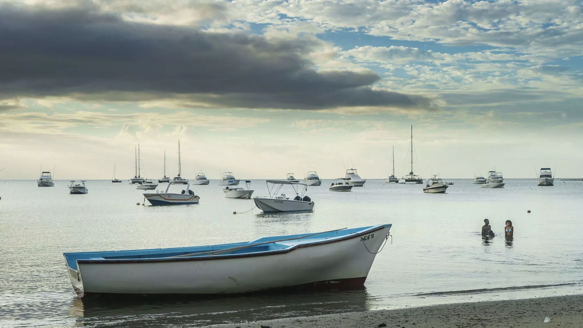 Boote nach Sonnenuntergang am Strand des Black River