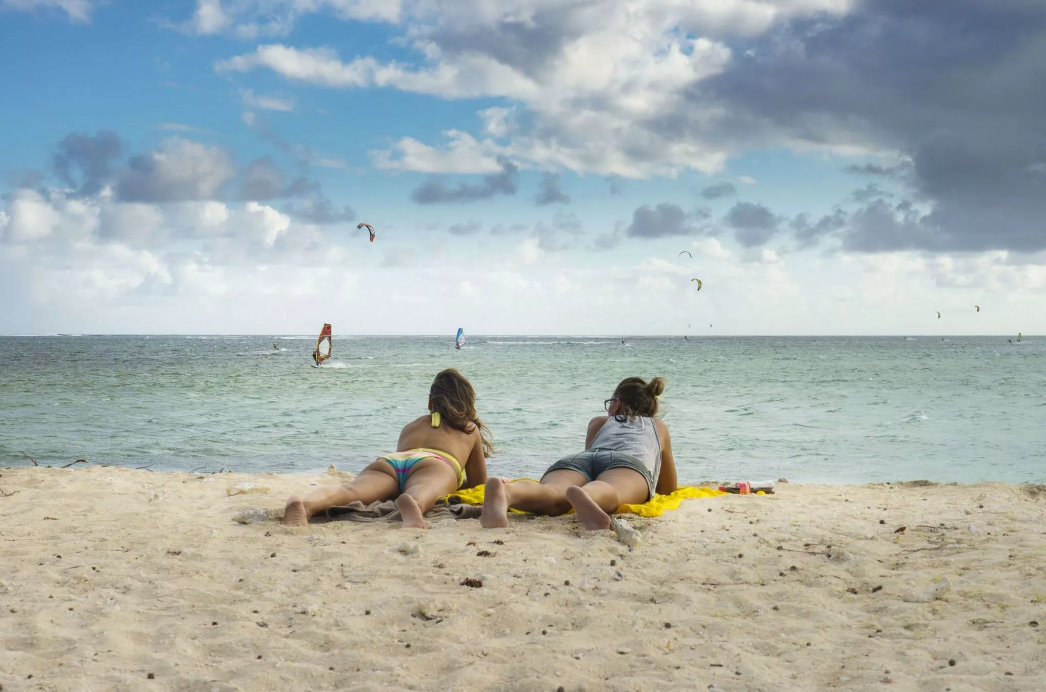 Vom Strand vor Le Morne aus können Gäste den Kitesurfern über dem Ozean zuschauen