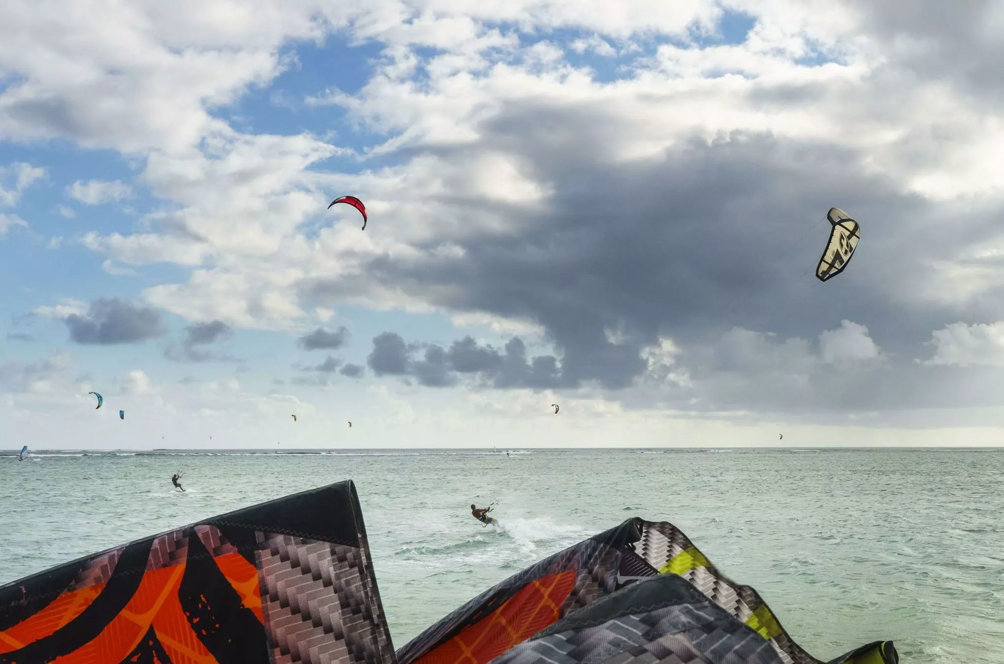 Kitesurfer am Strand von Le Morne