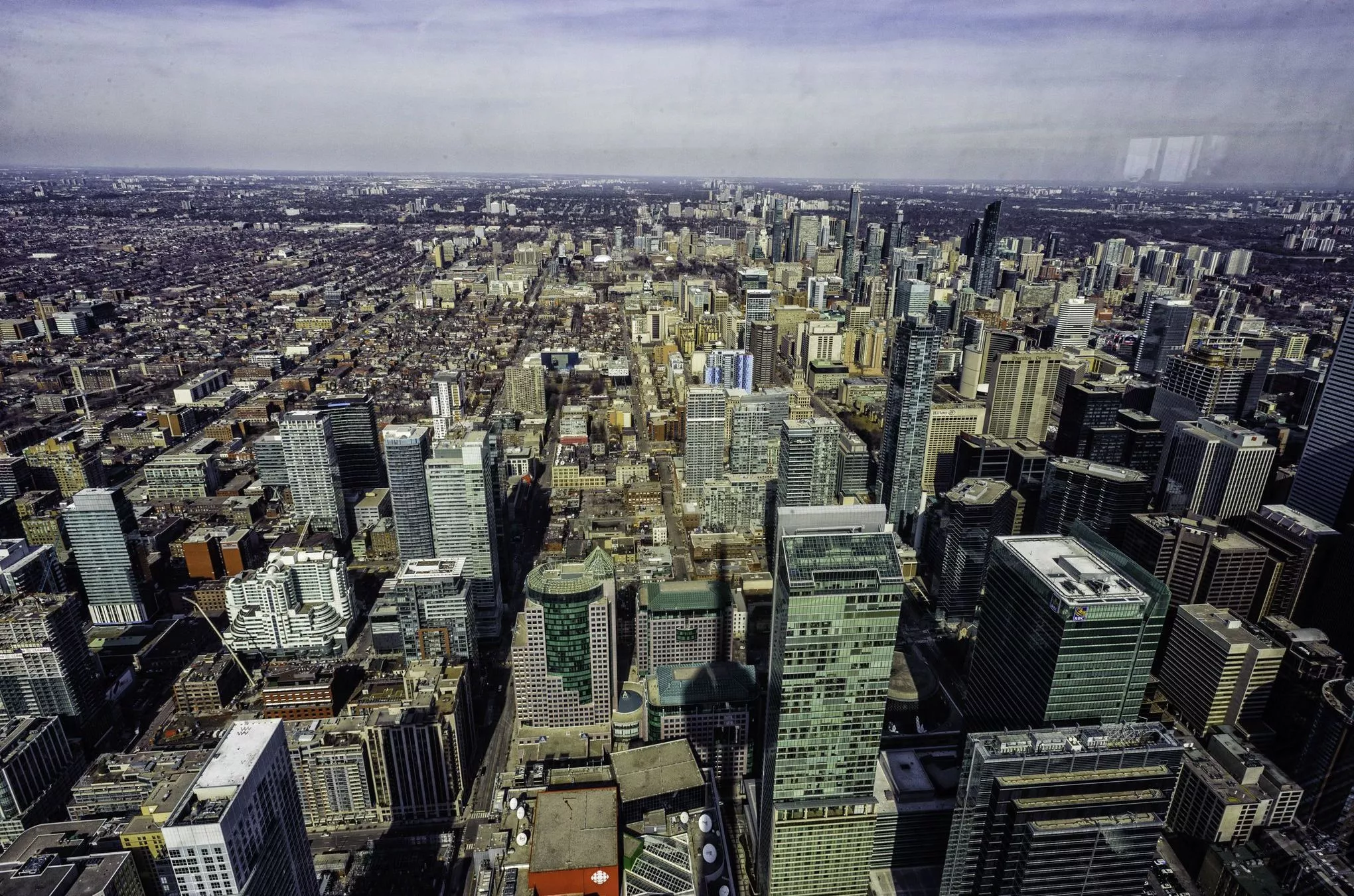 Beeindruckende Aussicht auf Toronto während der Fahrt auf den CN Tower