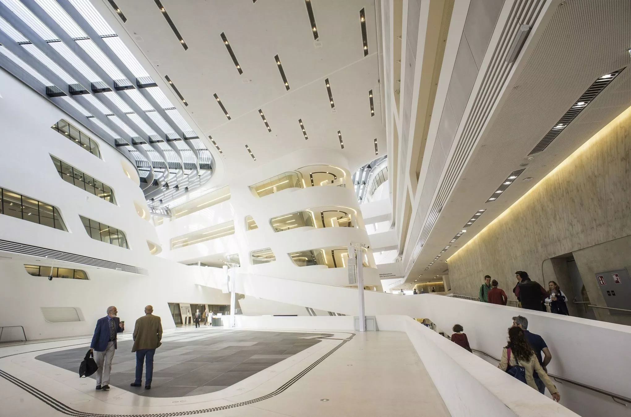 Was wie ein Museum für moderne Kunst anmutet ist der Innenbereich der Bibliothek auf dem WU-Campus