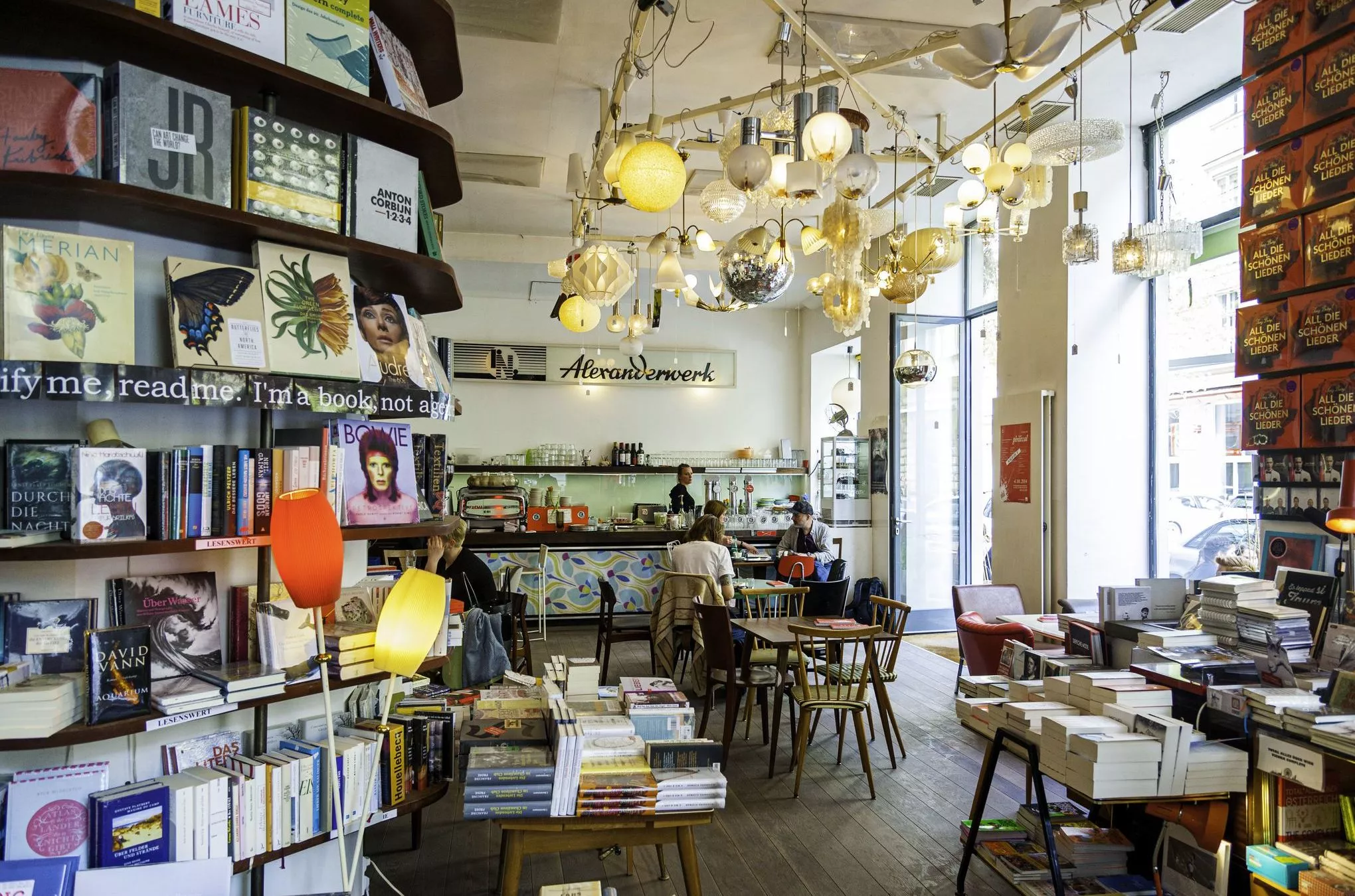 Café, Bar, Buchhandlung – das "Phil" in der Gumpendorfer Straße ist alles drei zugleich. Einen Teil der Möbel kann man sogar kaufen