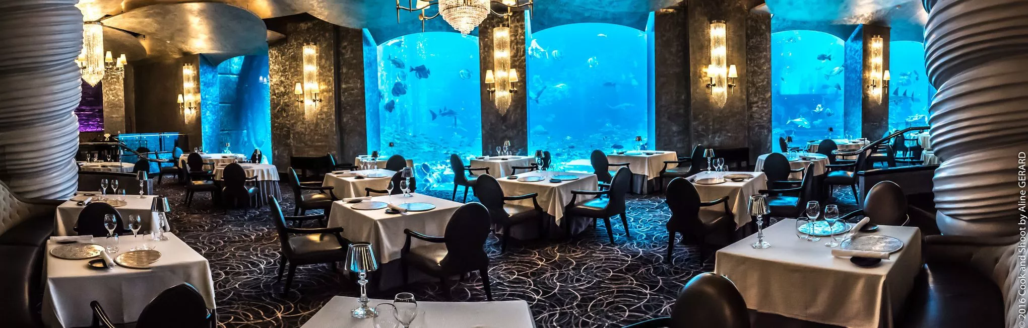 Im Unterwasser-Restaurant "Ossiano" sitzen die Gäste vor der Kulisse des Mega-Aquariums