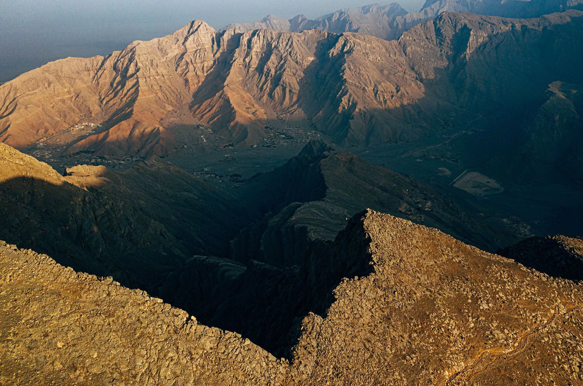 Kleine Festungen und alte Städte finden sich überall im Emirat