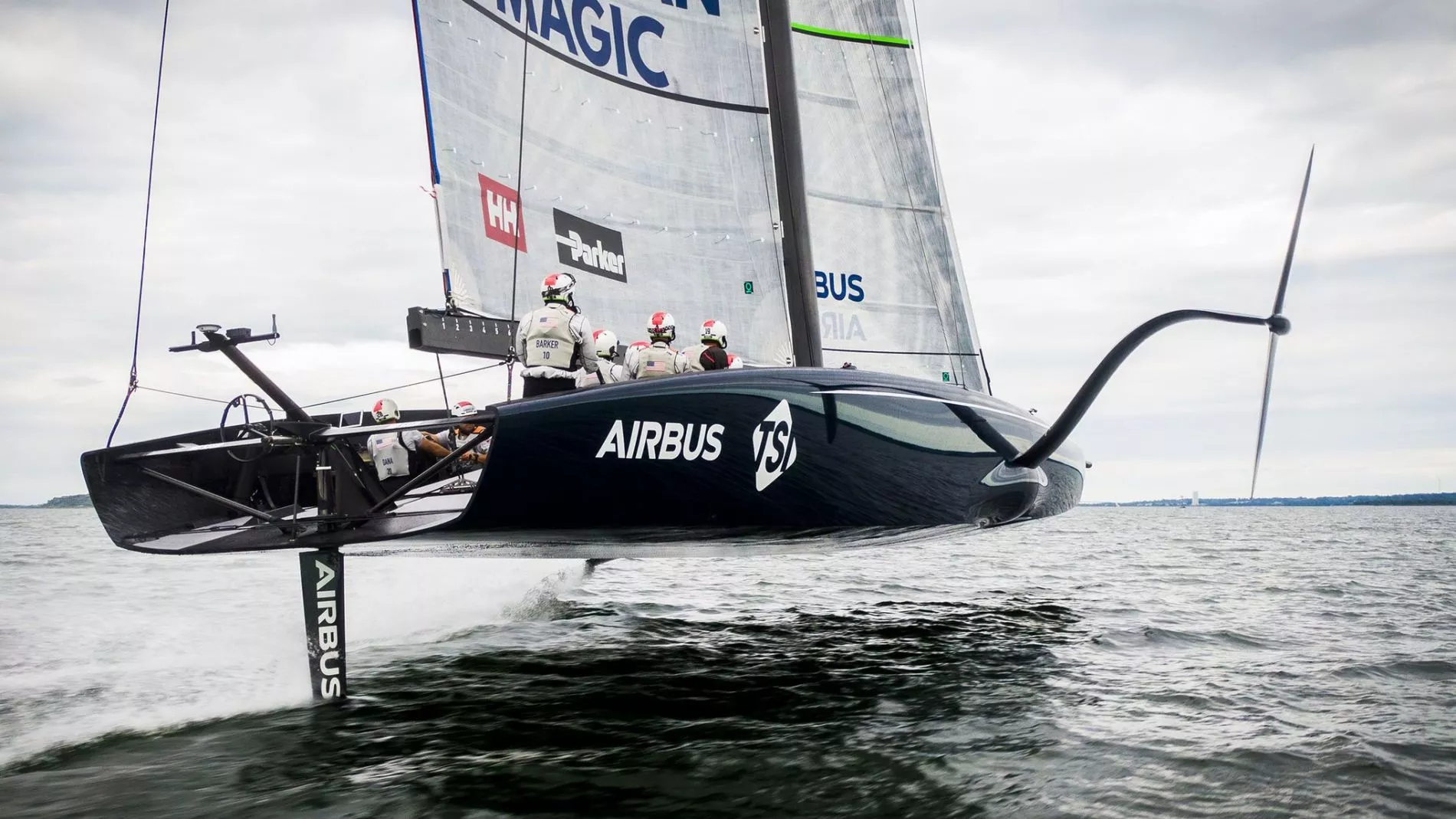 Das Ineos Team UK - Britannia aus Großbritannien bei der Jungfernfahrt mit der Wettkampfjacht vor Portsmouth