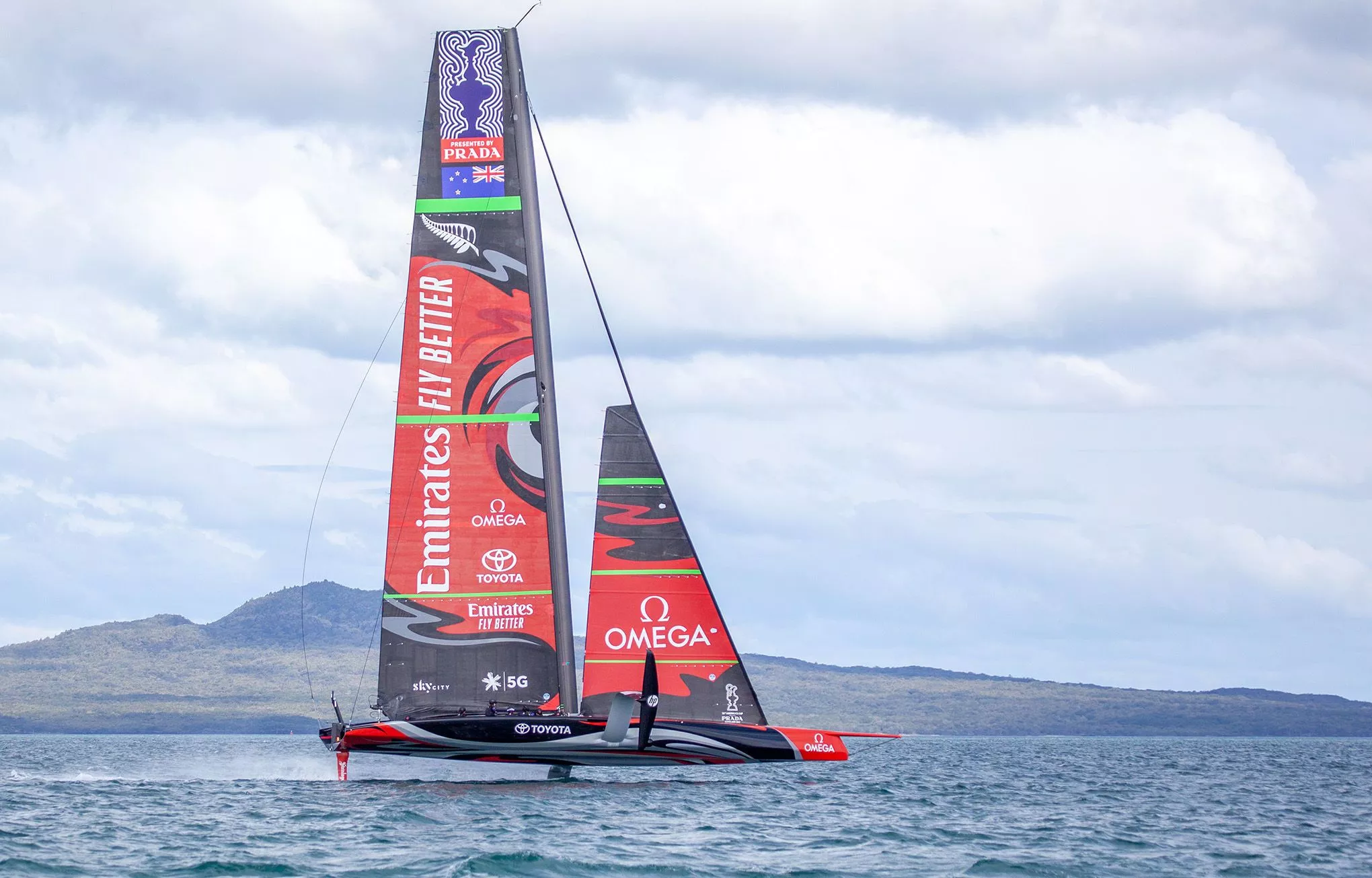 Die Titelverteidiger: Das Emirates Team New Zealand's. Der Name ihrer AC75-Jacht: "Te Aihe" – der Delfin