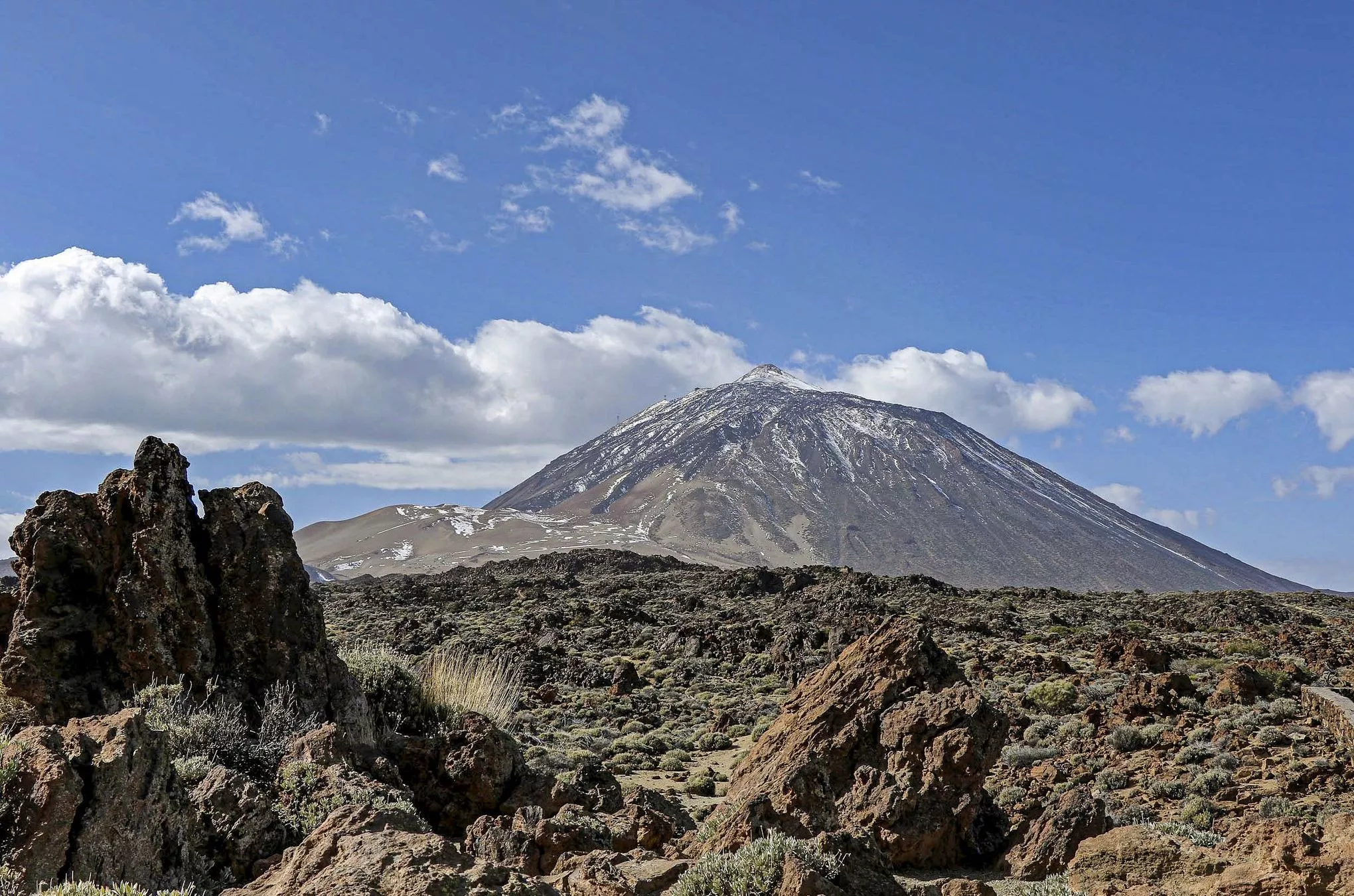 Inmitten einer einzigartigen Vulkanlandschaften erhebt sich der Teide, Spaniens höchster Gipfel