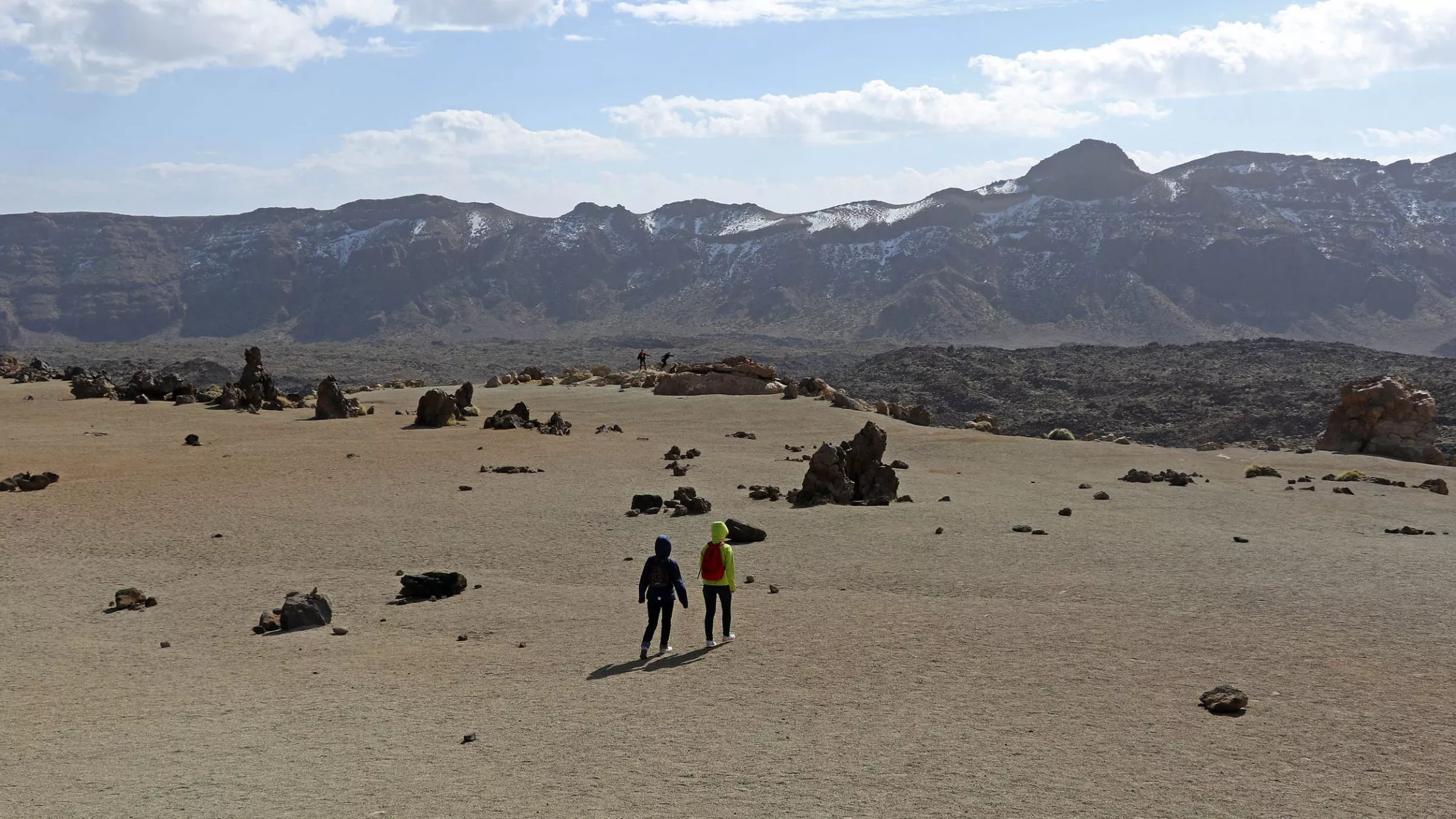 Die Landschaft des Teide Nationalparks ist abwechslungsreich: Mal gleicht sie einer sandigen Mondfläche…