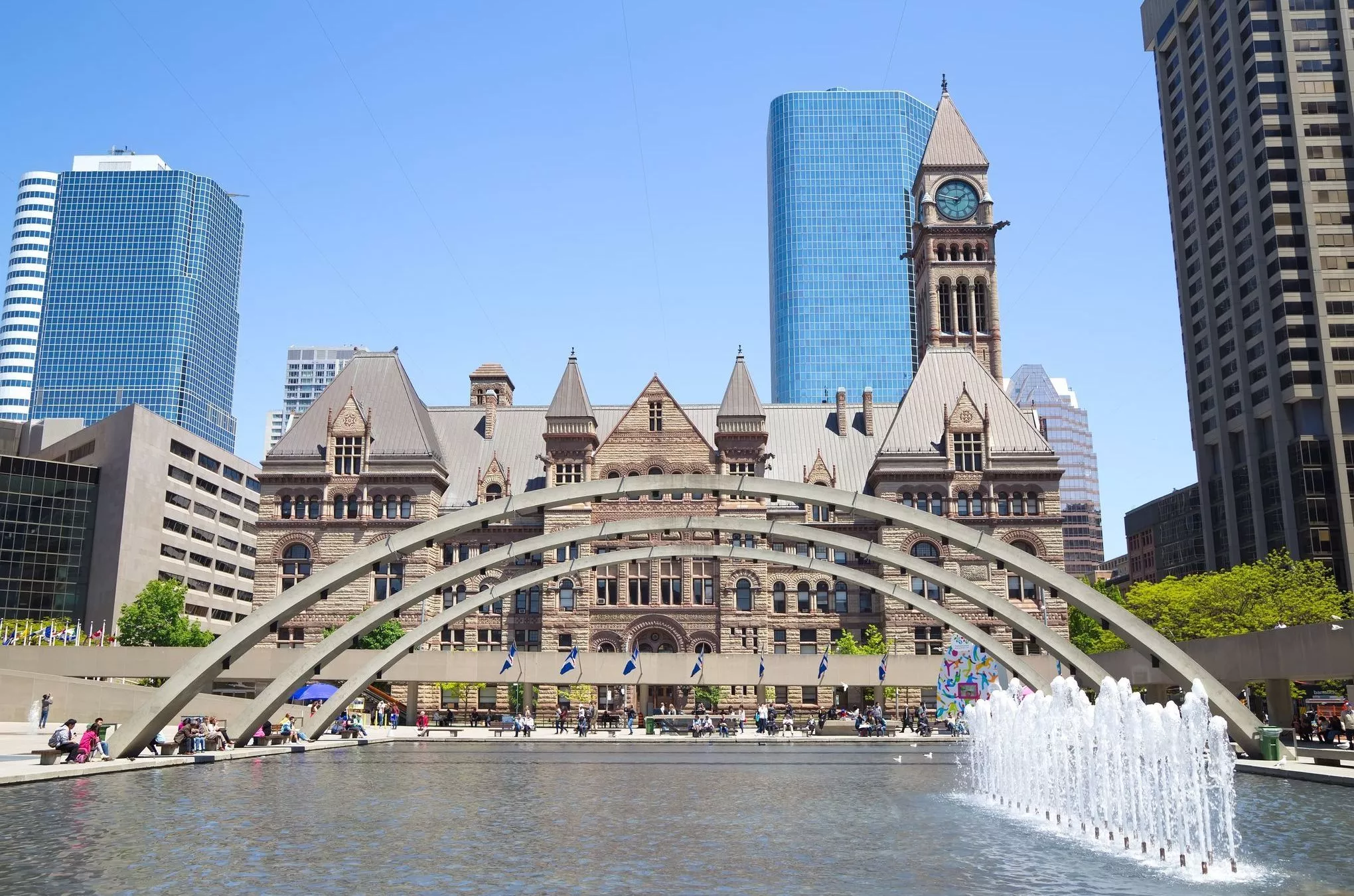 Downtown Toronto: Das alte Rathaus am zentralen Nathan Phillips Square