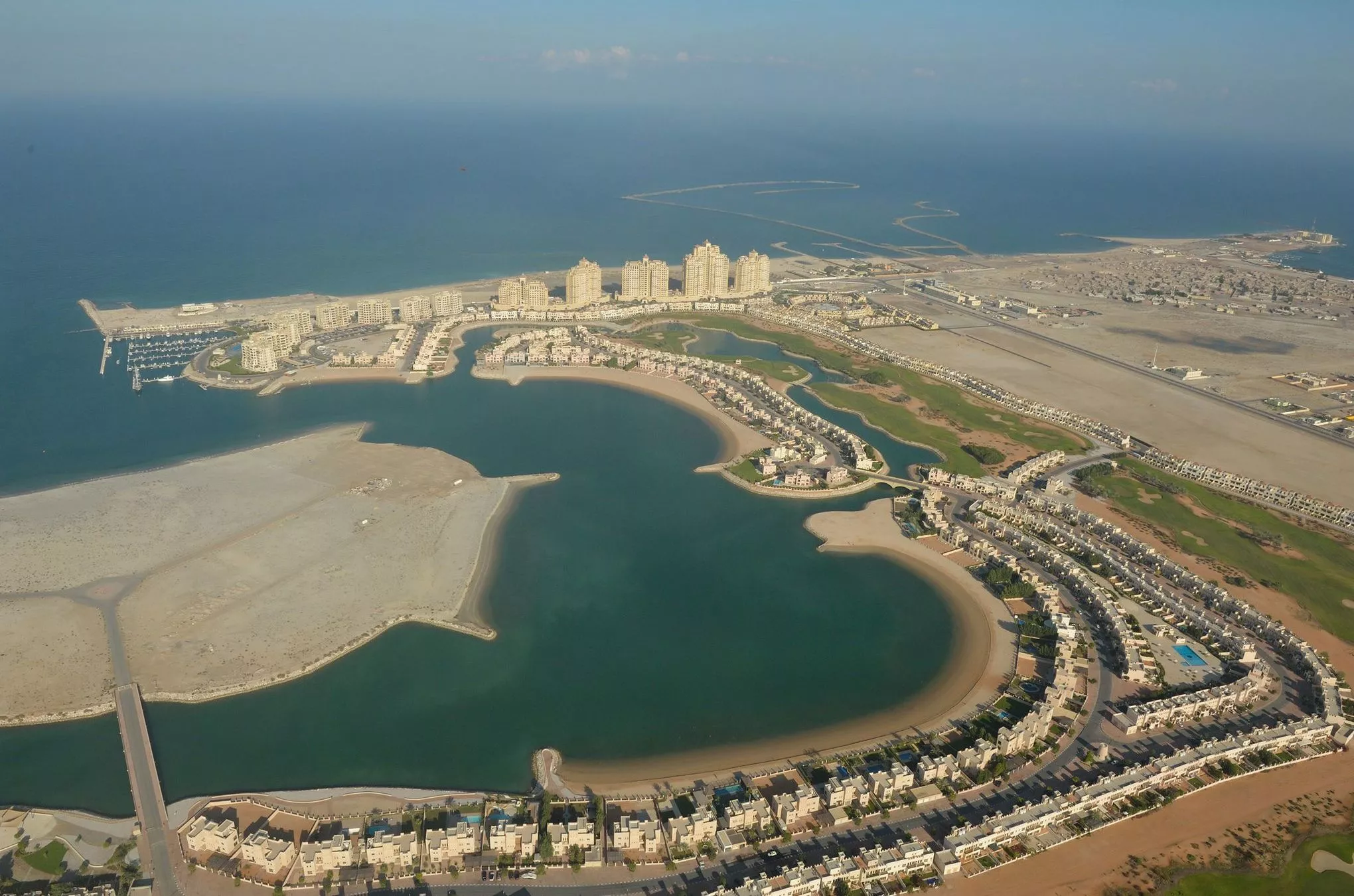 Auf einer künstlich aufgeschütteten Lagune entsteht die neue City Al Hamra Village