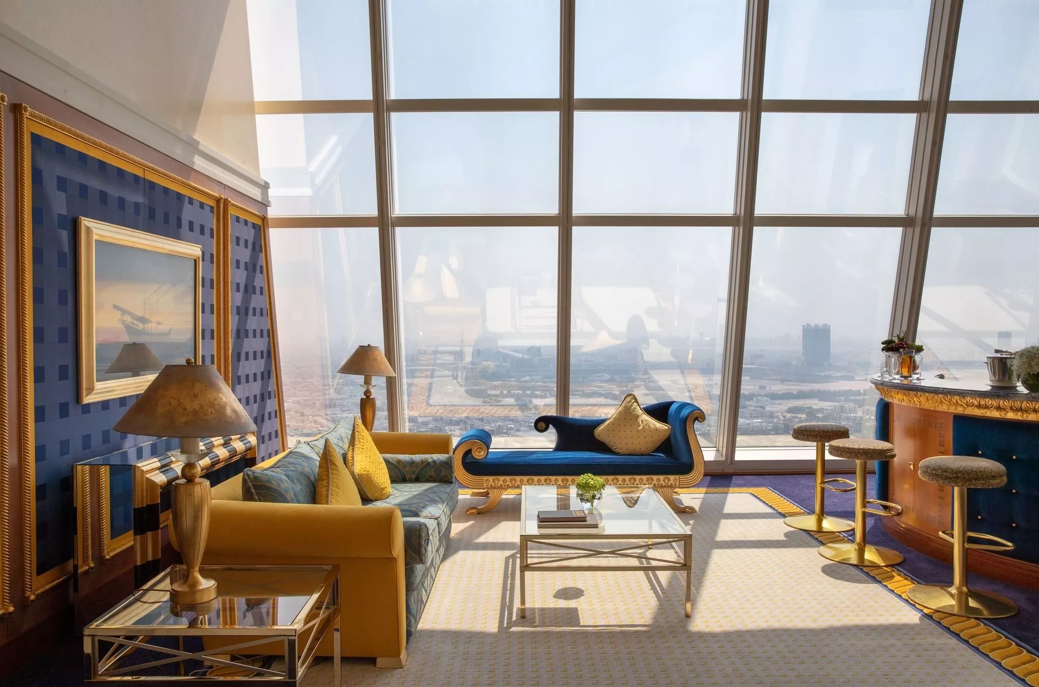 Vom Wohnzimmer in der Club Suite haben Gäste einen grandiosen Blick auf die Skyline Dubais