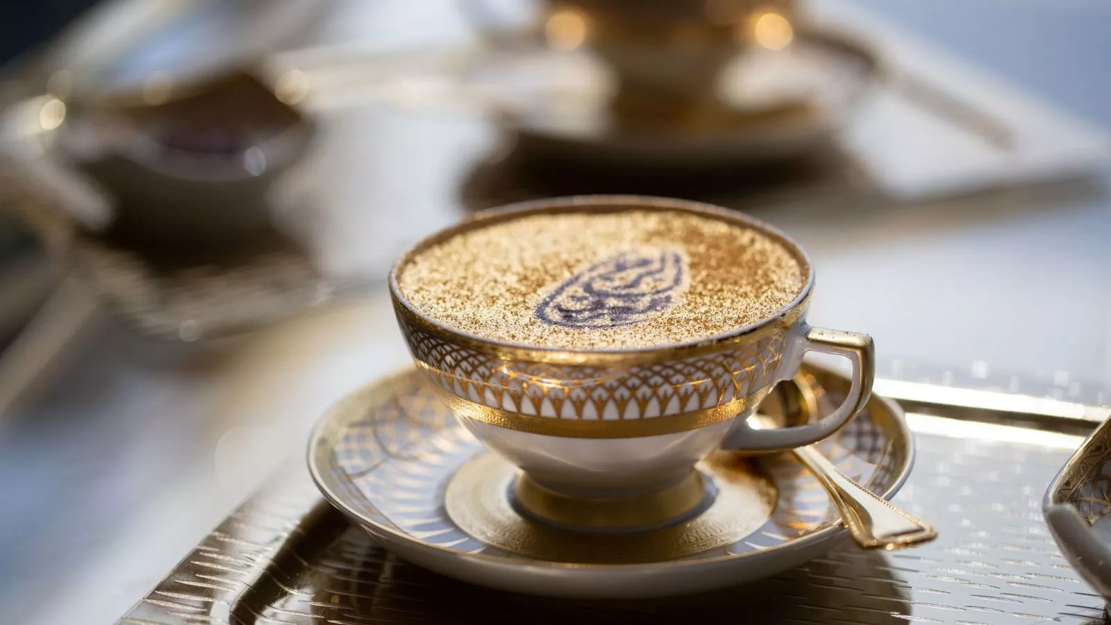 Selbst der Cappuccino ist im Ultra-Luxus-Hotel mit Gold beträufelt