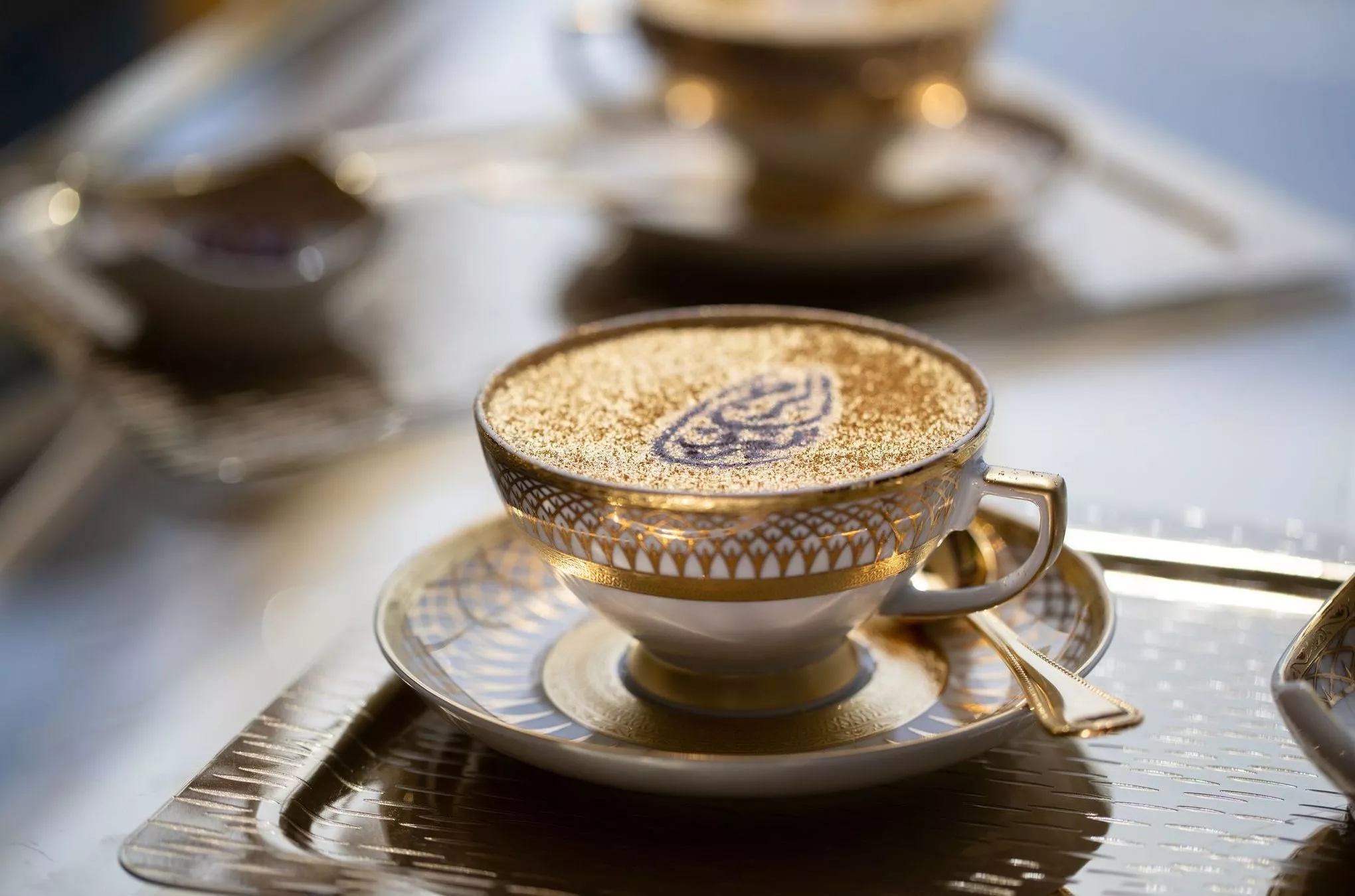 Selbst der Cappuccino ist im Ultra-Luxus-Hotel mit Gold beträufelt