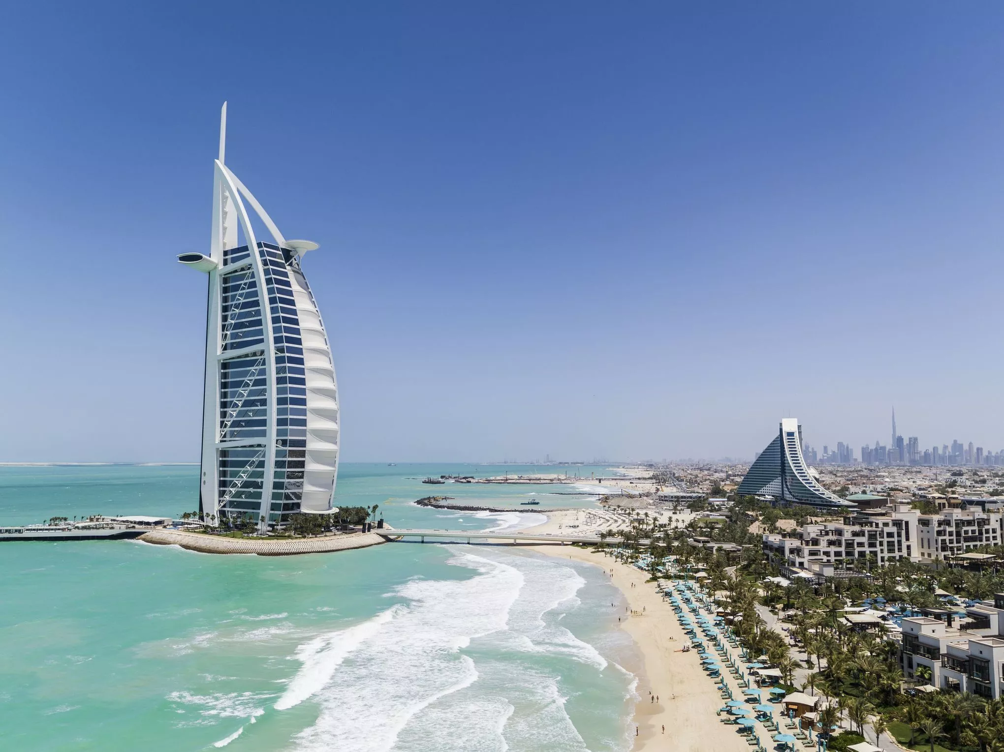 Wie ein Segel sticht das 321 Meter Burj al-Arab aus dem Persischen Golf am Jumeirah-Beach vor Dubai