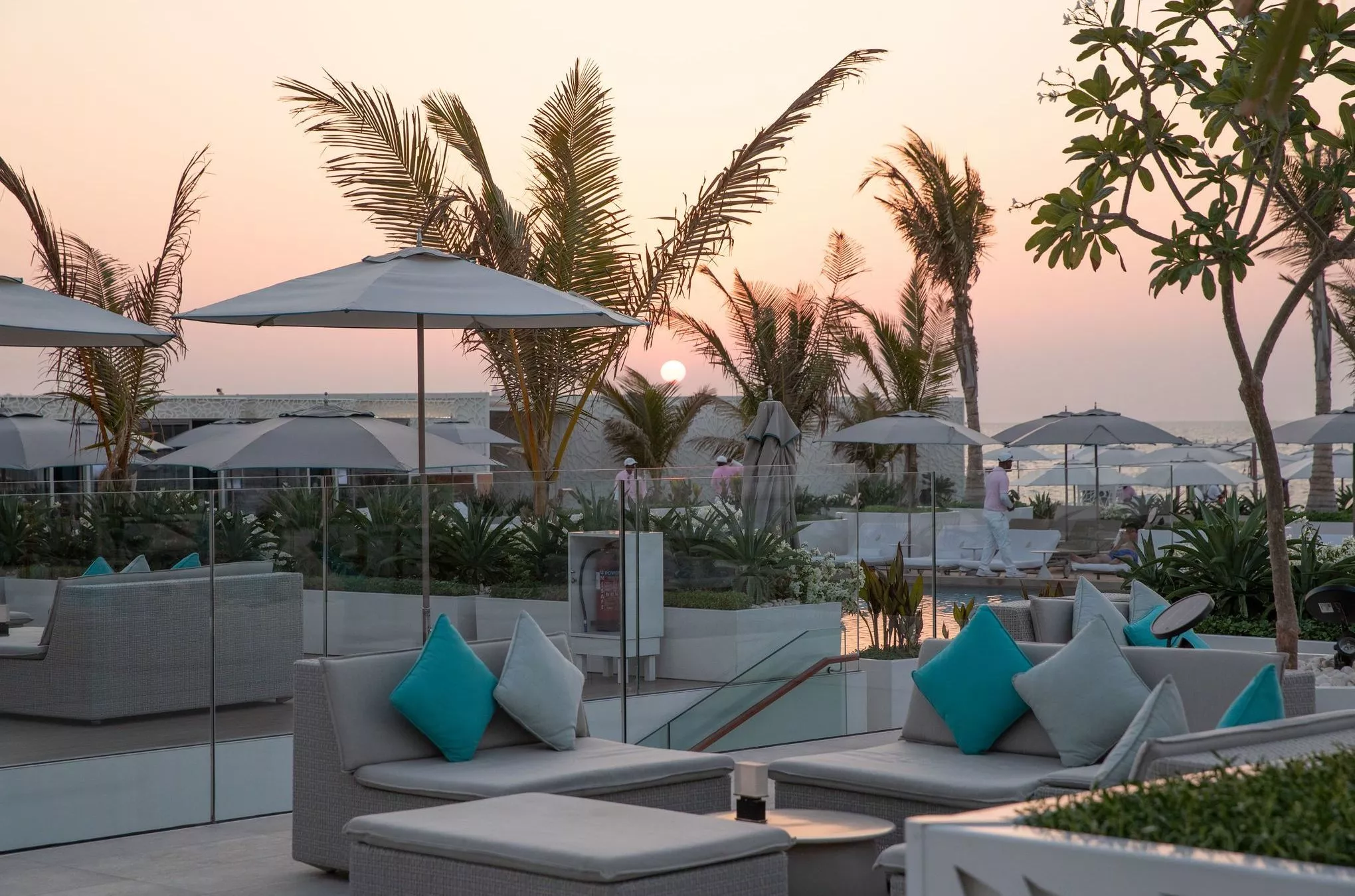 Mediterranes Flair dank Palmen und exzellenter Küche in der Scape Lounge auf dem Dach des Hotels