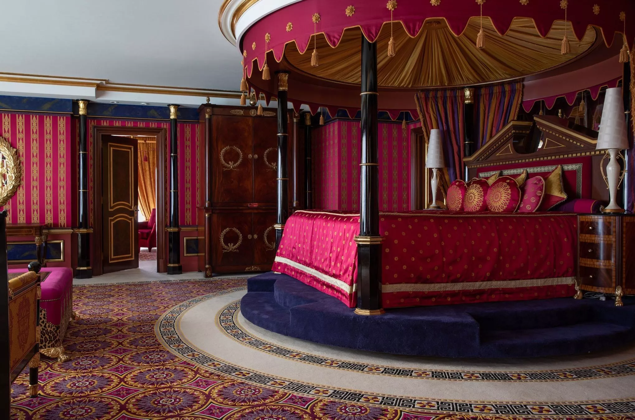 Königliches Schlafen unter einem Baldachin: kein Problem in der Royal Suite