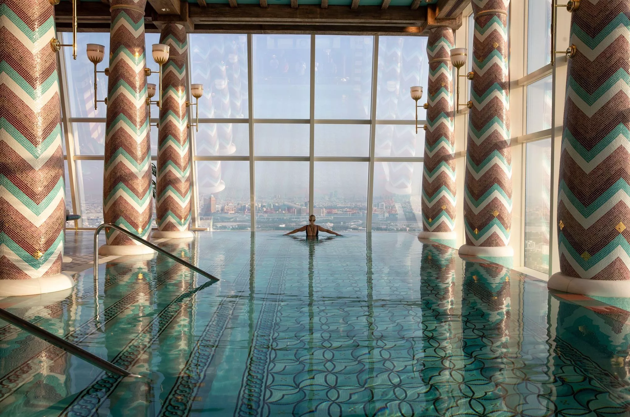 Im Talise Spa finden Gäste Entspannung und können scheinbar grenzenlos über Dubai schwimmen