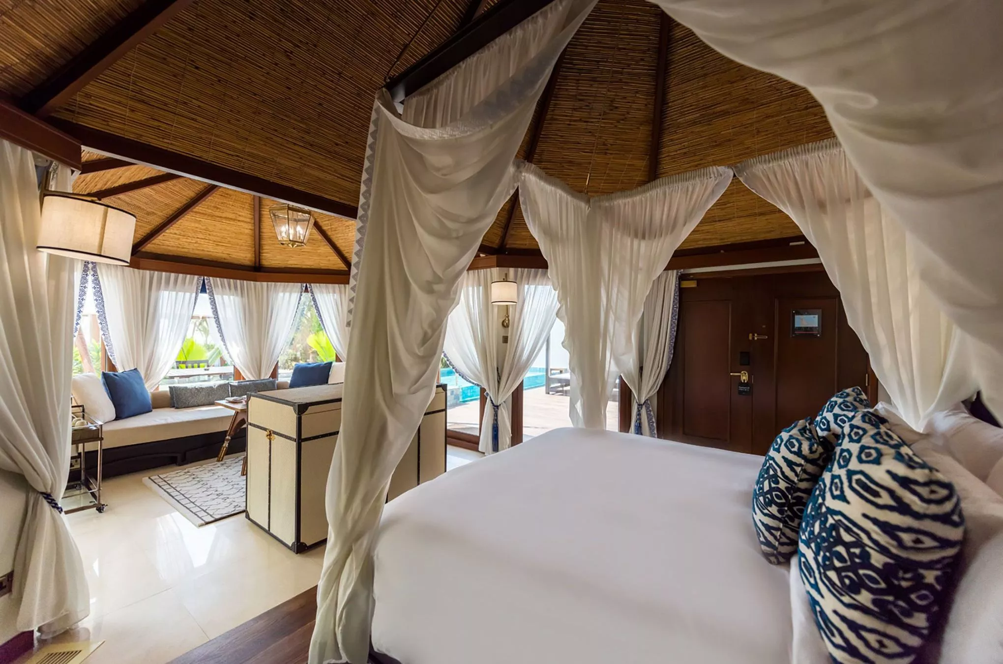 Ein Schlafzimmer im Ritz Carlton in der Al Wadi Wüste