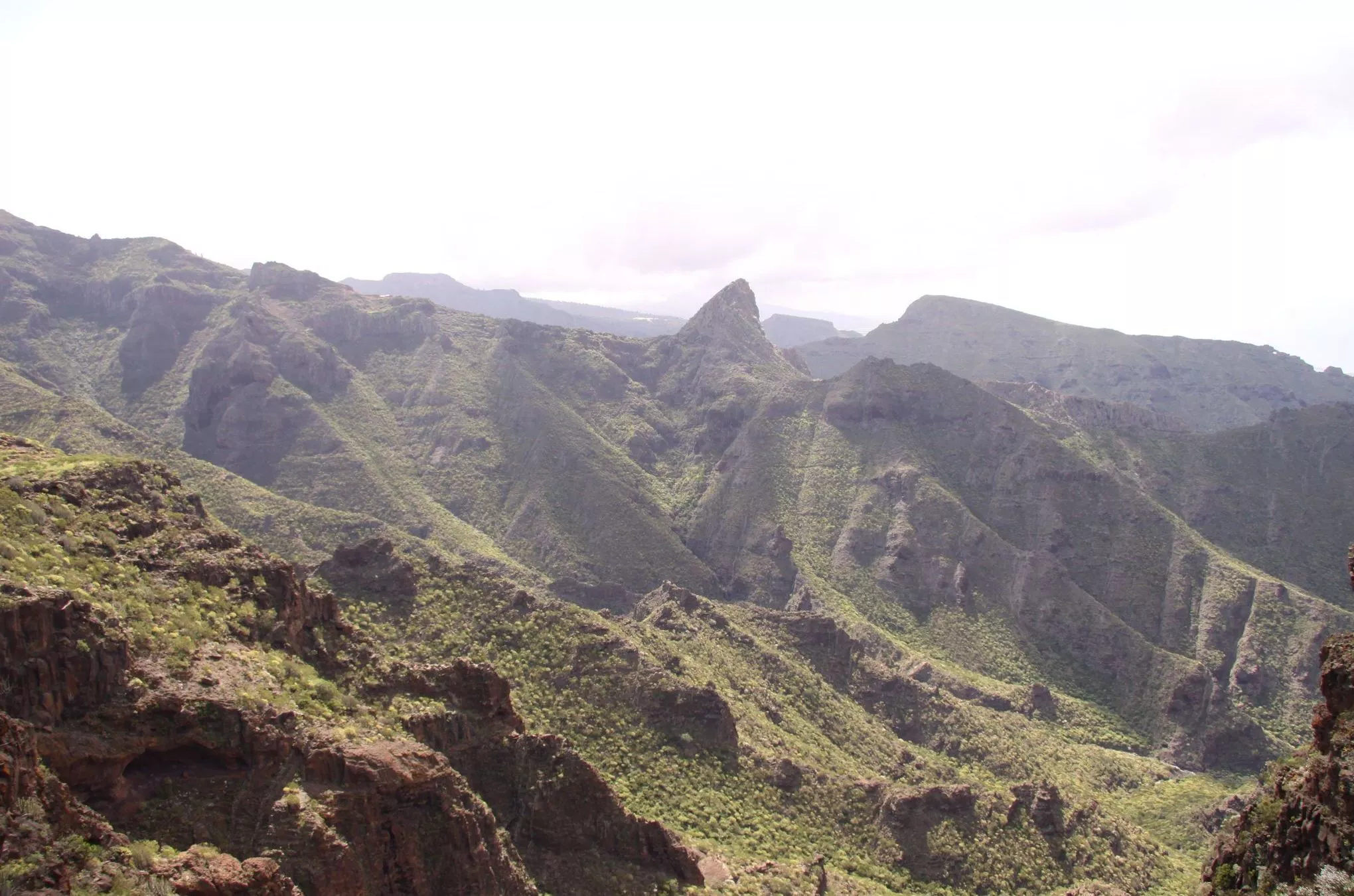 Von unzähligen Rissen durchzogene Gebirgsregion im Norden Teneriffas