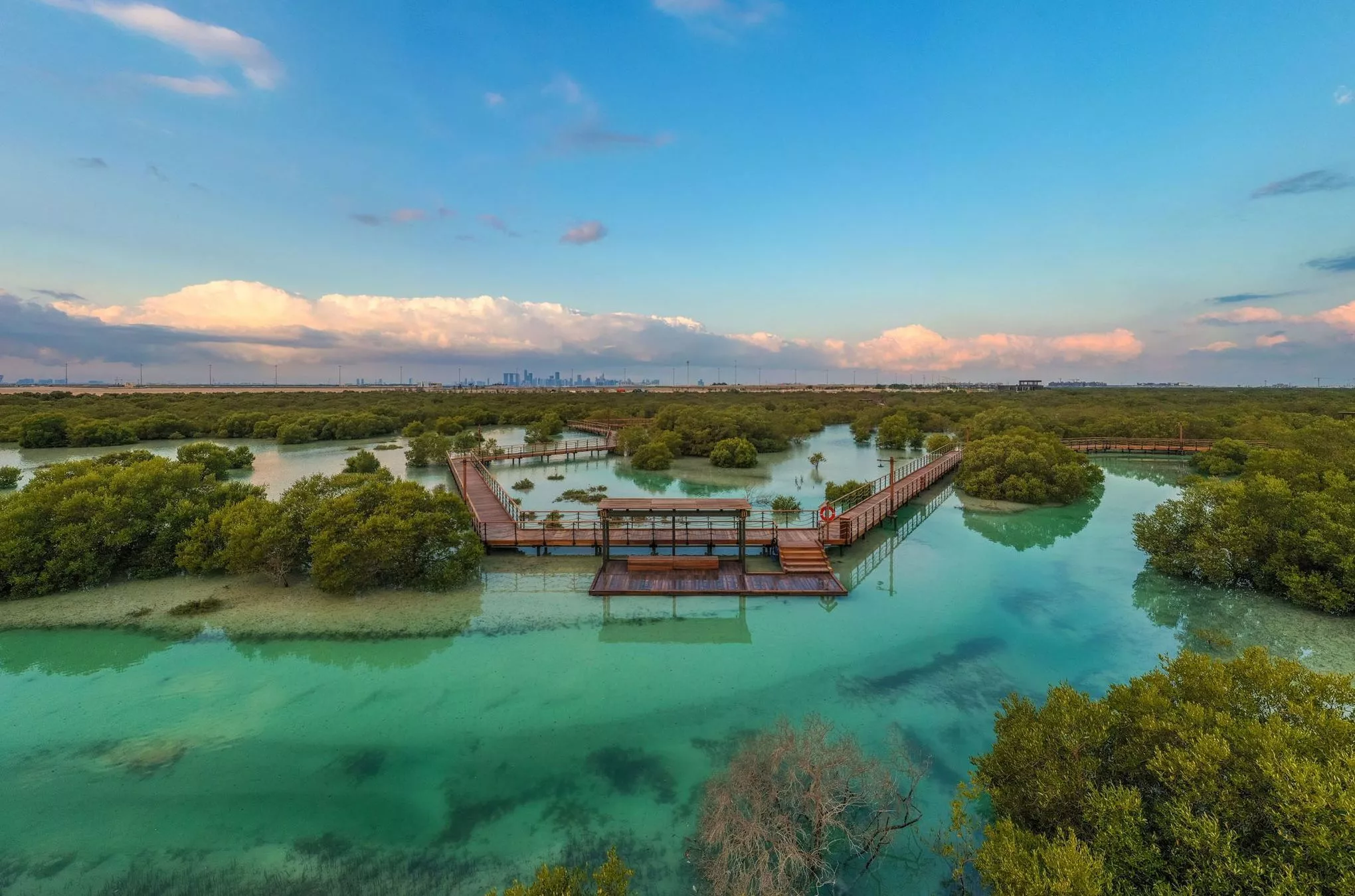 Holzbohlensteg durch den Mangrovenpark in Abu Dhabi