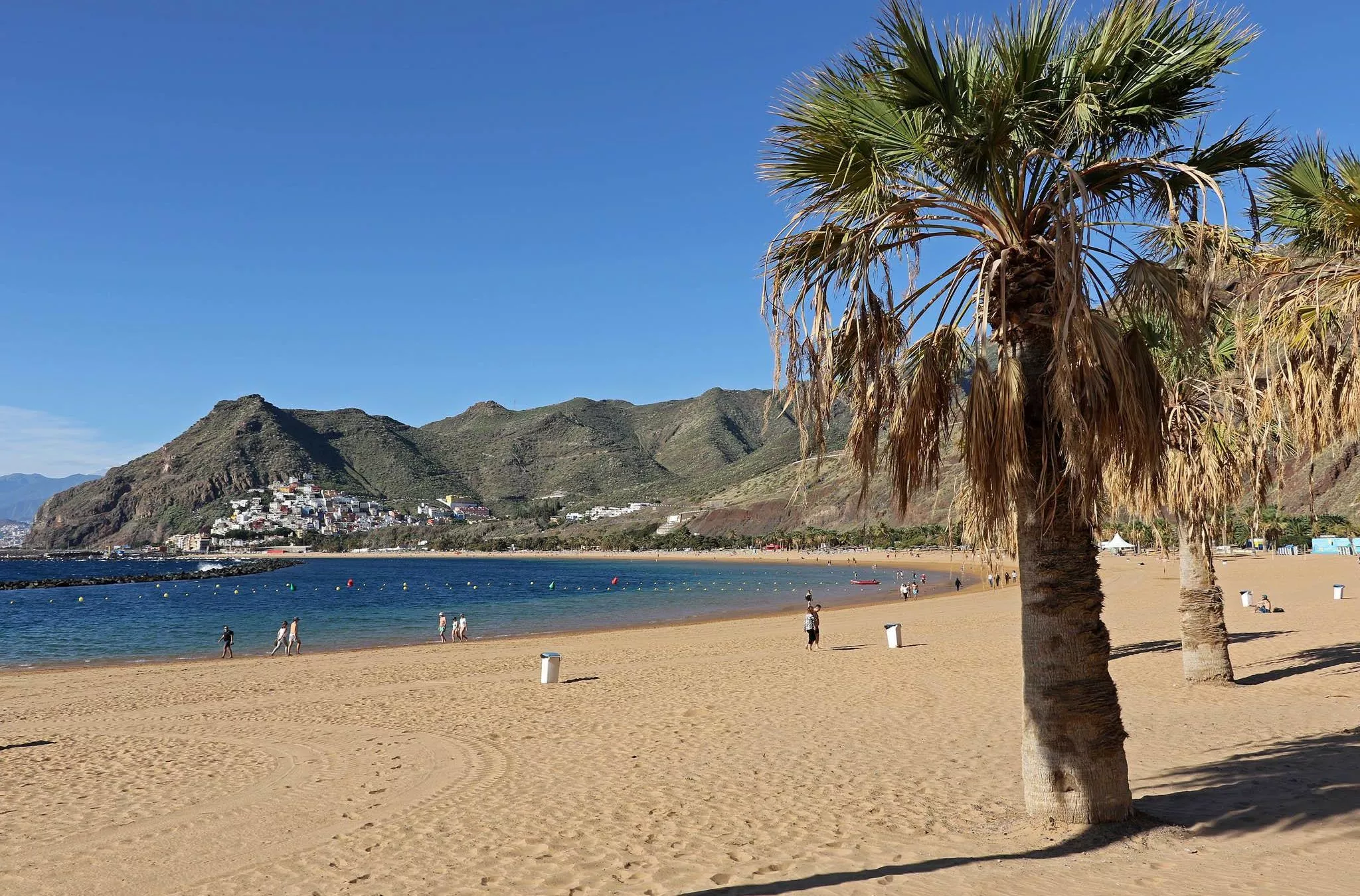 Karibikfeeling kann die Kanareninsel auch sehr gut: Am goldgelben Playa de Las Teresitas bei San Andrés entspannen die Einheimischen