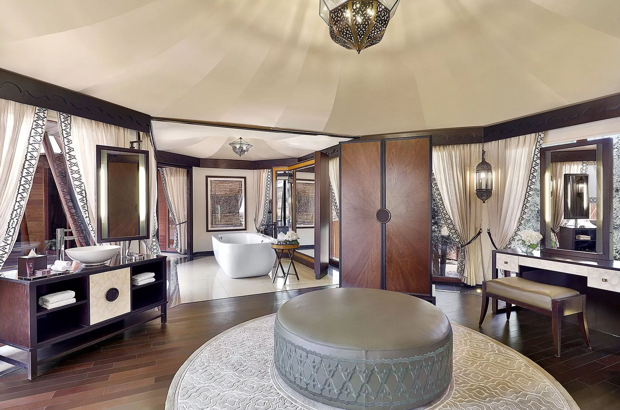 Im Emirat muss man auch in der Wüste nicht auf Luxus verzichten, wie ein Zimmer des Ritz Carlton zeigt