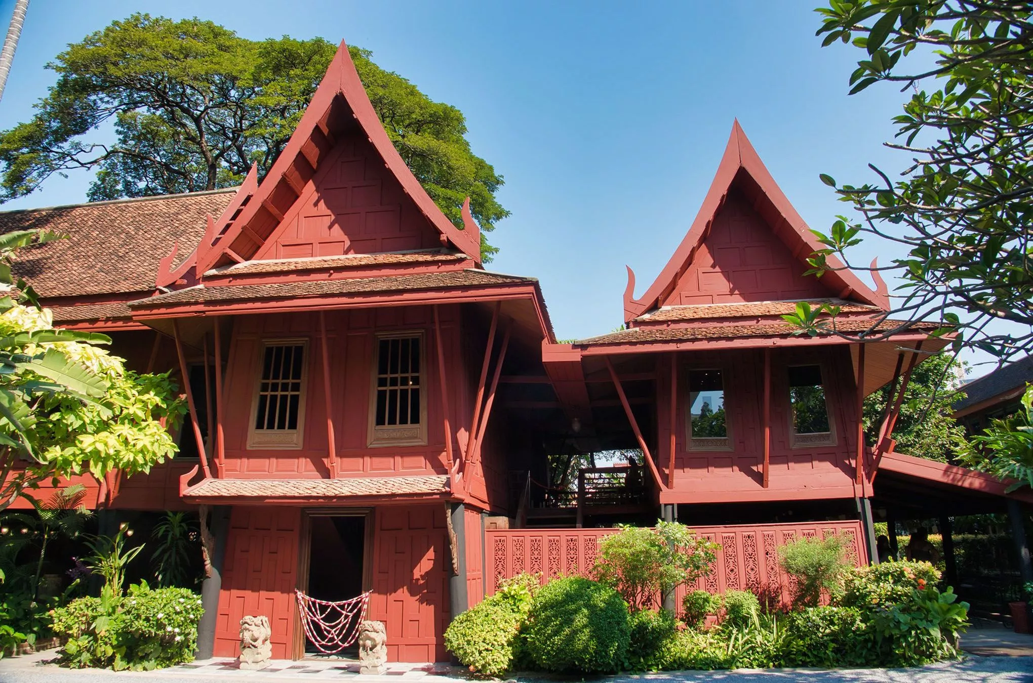 Spitz zulaufende Giebel und scheinbar in den Himmel ragende Dächer: Jim Thompson erwarb die Teakhäuser in traditionell thailändischem Stil