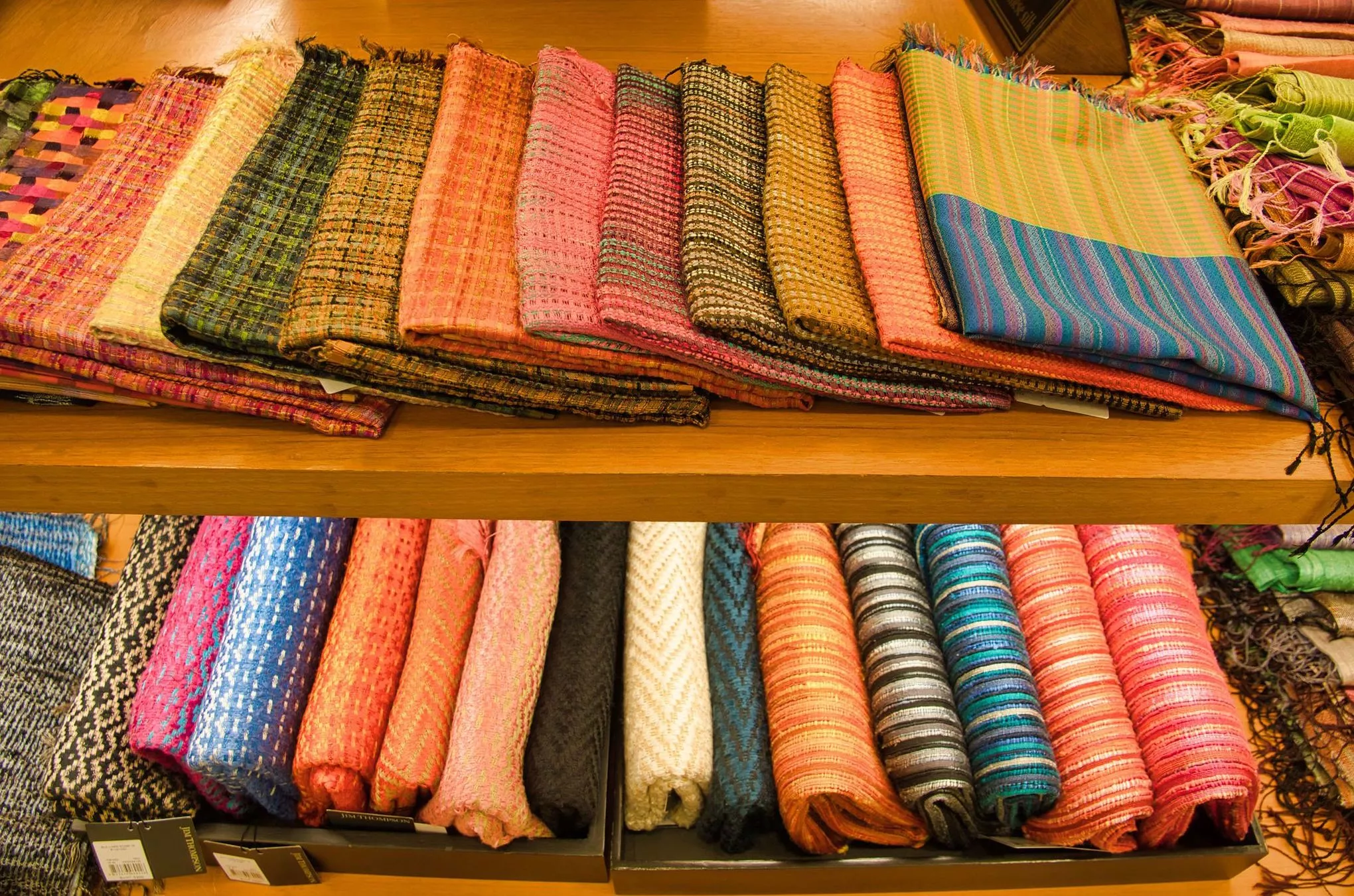 Im museumseigenen Laden können Besucher Tücher und Schals aus handgemachter thailändischer Seide kaufen