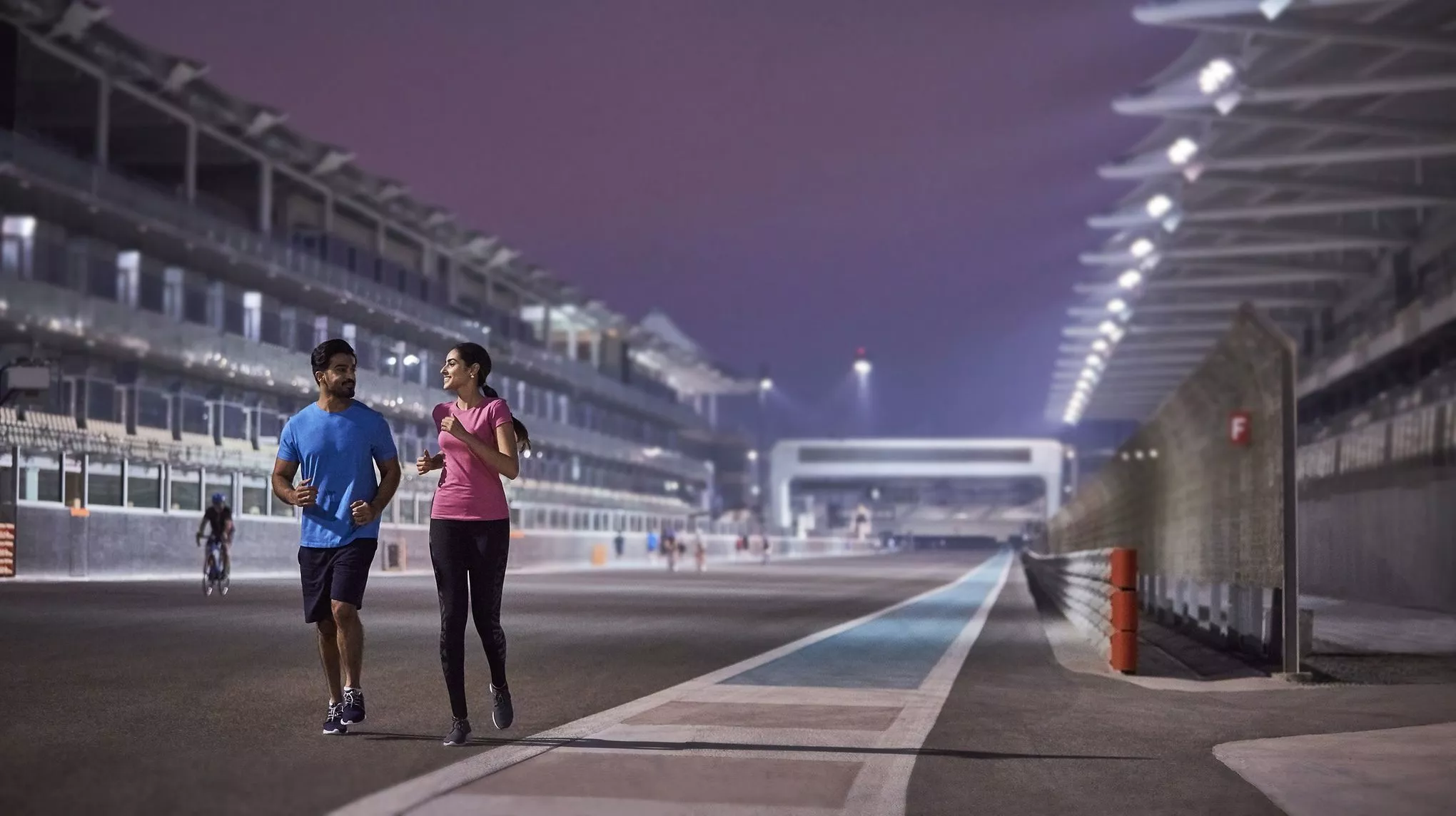 Sport am Golf: die Fahrbahn für die Radler, der Seitenstreifen des Formel 1-Kurses von Abu Dhabi für die Jogger