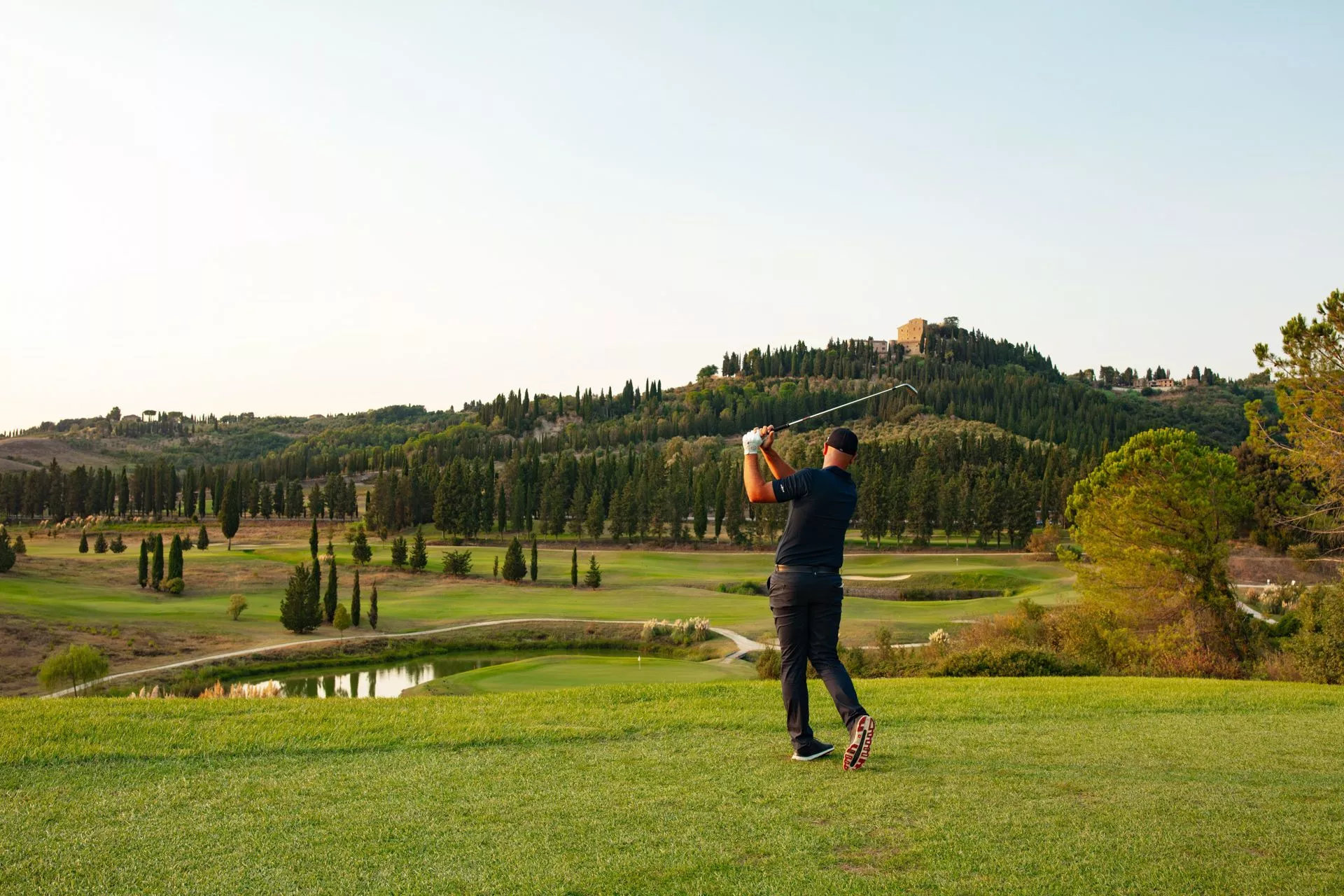 In Castelfalfi können Gäste auf dem größten Golfplatz der Toskana 27 Löcher schlagen