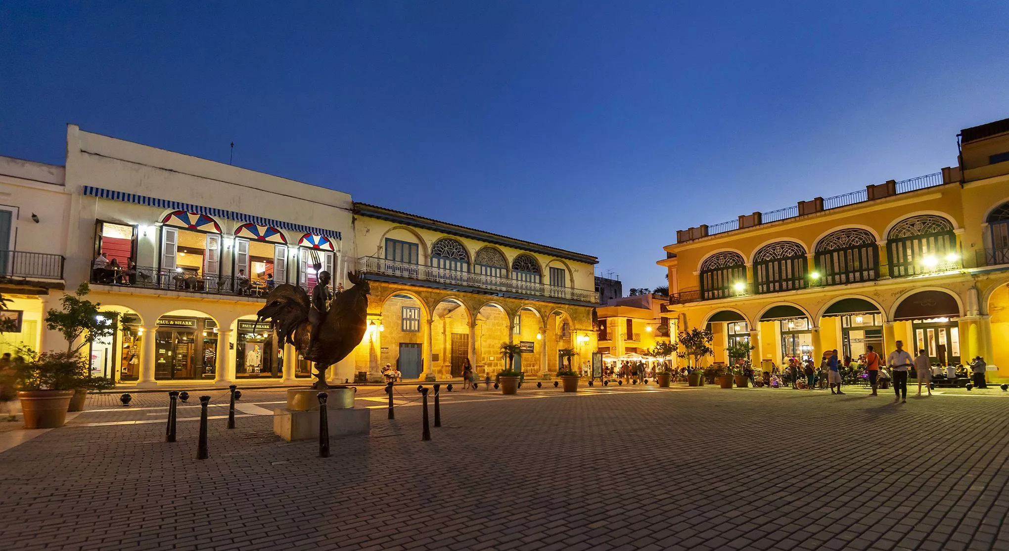 Einer von vier zentralen Plätzen der Altstadt von Havanna: die Plaza Vieja mit der Skulptur "Mädchen am Hahn" von Roberto Fabelo